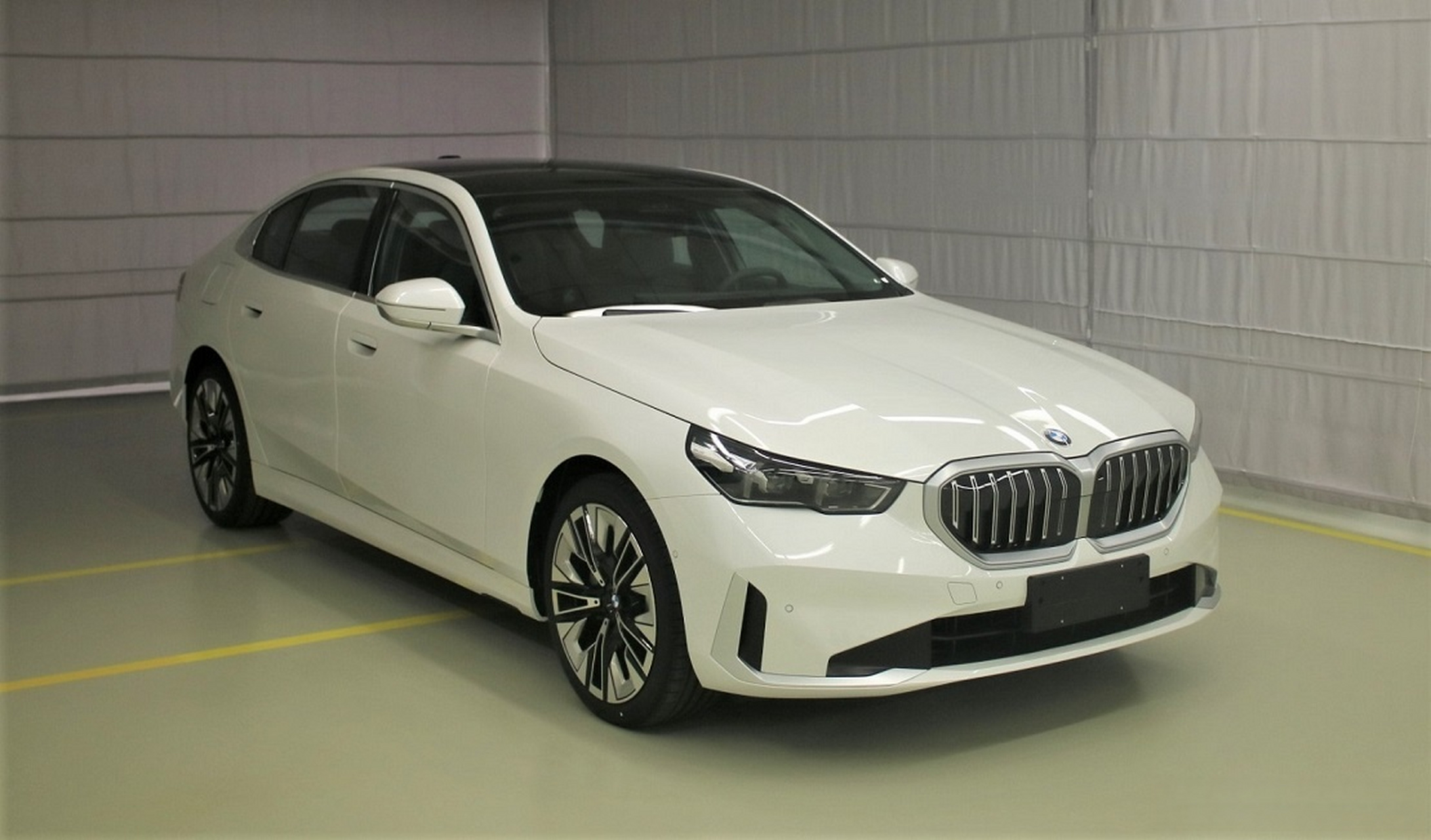 国产全新宝马5系申报图 采用新家族化设计语言  车身尺寸方面,新车长