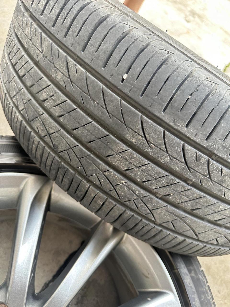 18寸丰田锐志原厂轮毂轮胎 成色很好急出一套 孔距5*114.