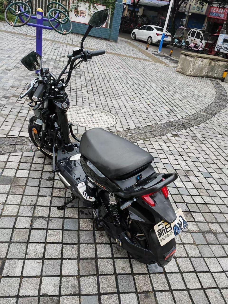 出品牌新日战警电动车一辆,72v20a,前后双碟.