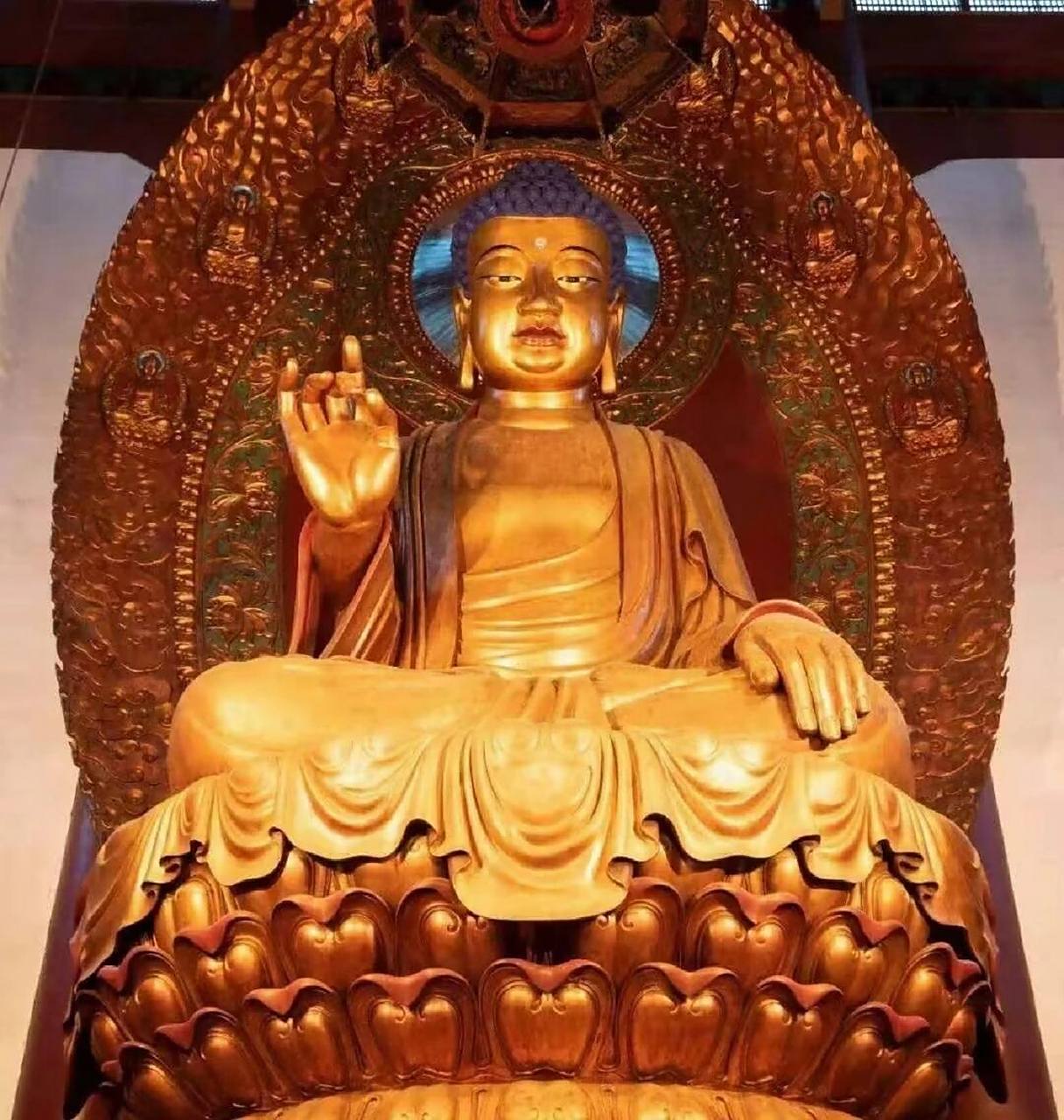 灵隐寺大雄宝殿 释迦牟尼佛像是国内最大最高,高24.