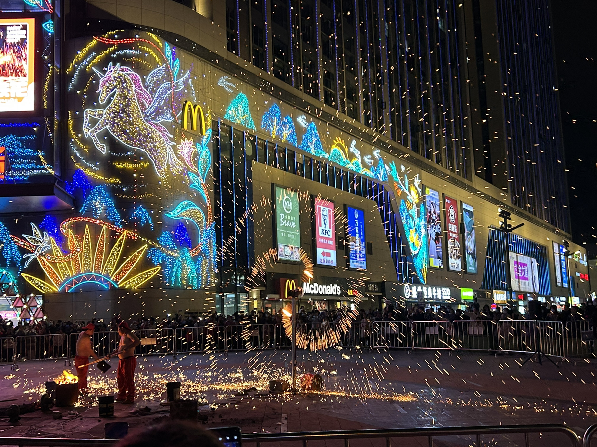 在福州闽侯看到非遗打铁花啦 导航99闽侯县甘蔗万家广场时间9019