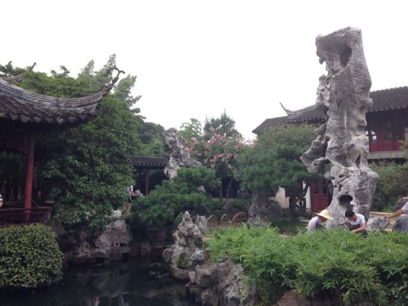 冠云峰位于留园东部, 冠云峰位于留园东部,林泉耆硕之馆以北,因其形又