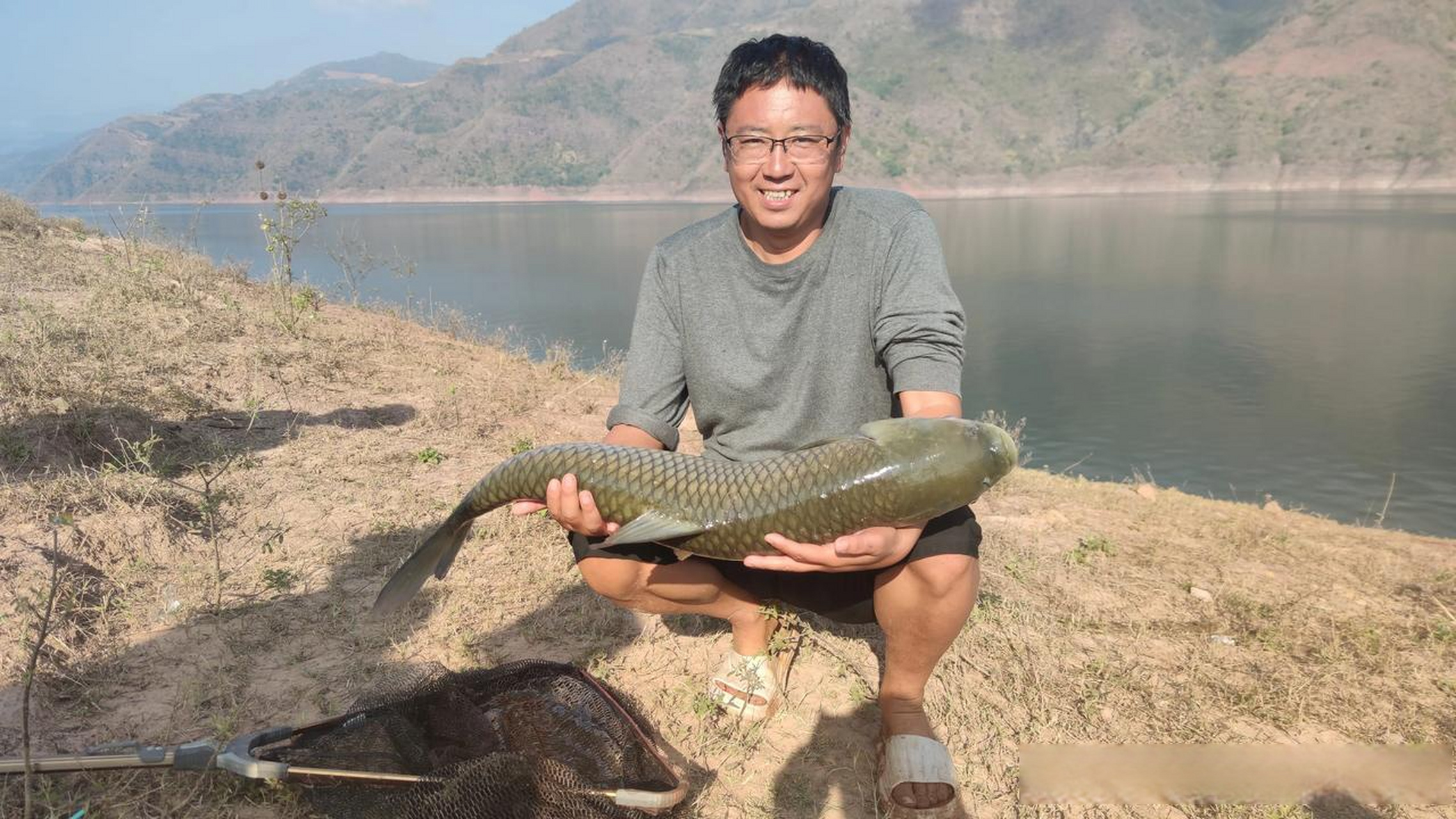 饵料窝料包括一些食品,都准备完毕了,准备正式在万峰湖开始钓鱼了,有
