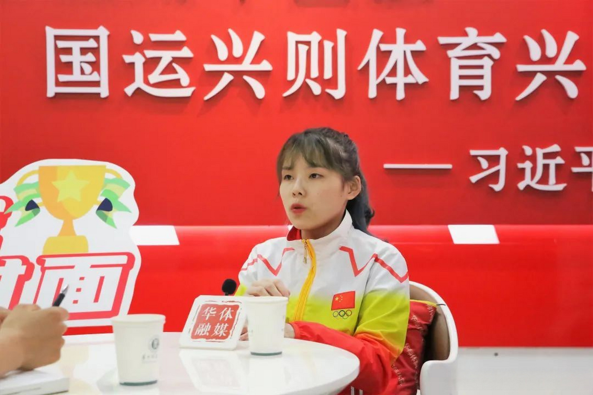 华大学子# 【商春松】前段时间,她的"杠上敬礼"视频火爆全网,"退役