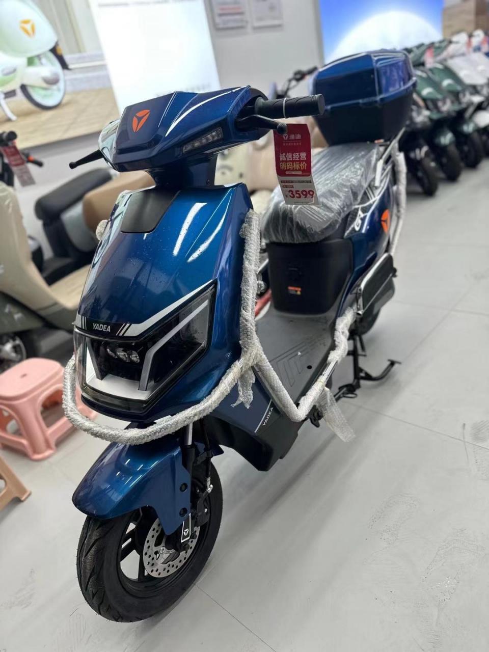 雅迪欧锐 配置72v20an雅迪原装石墨烯电池,电池质保一年,95电可跑70