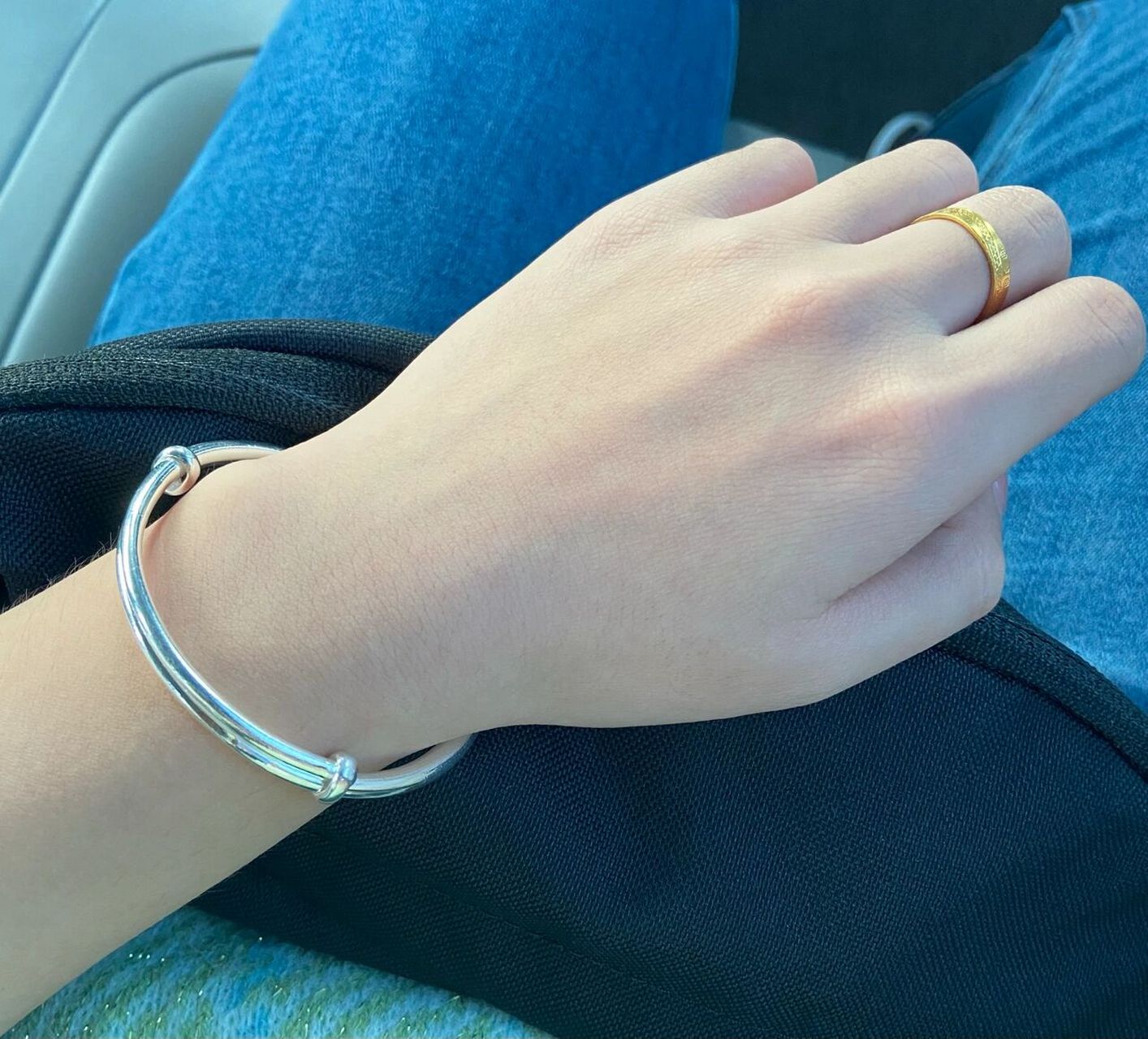 女生银手镯和金戒指戴一只手会奇怪吗 手镯和戒指戴一只手会奇怪吗