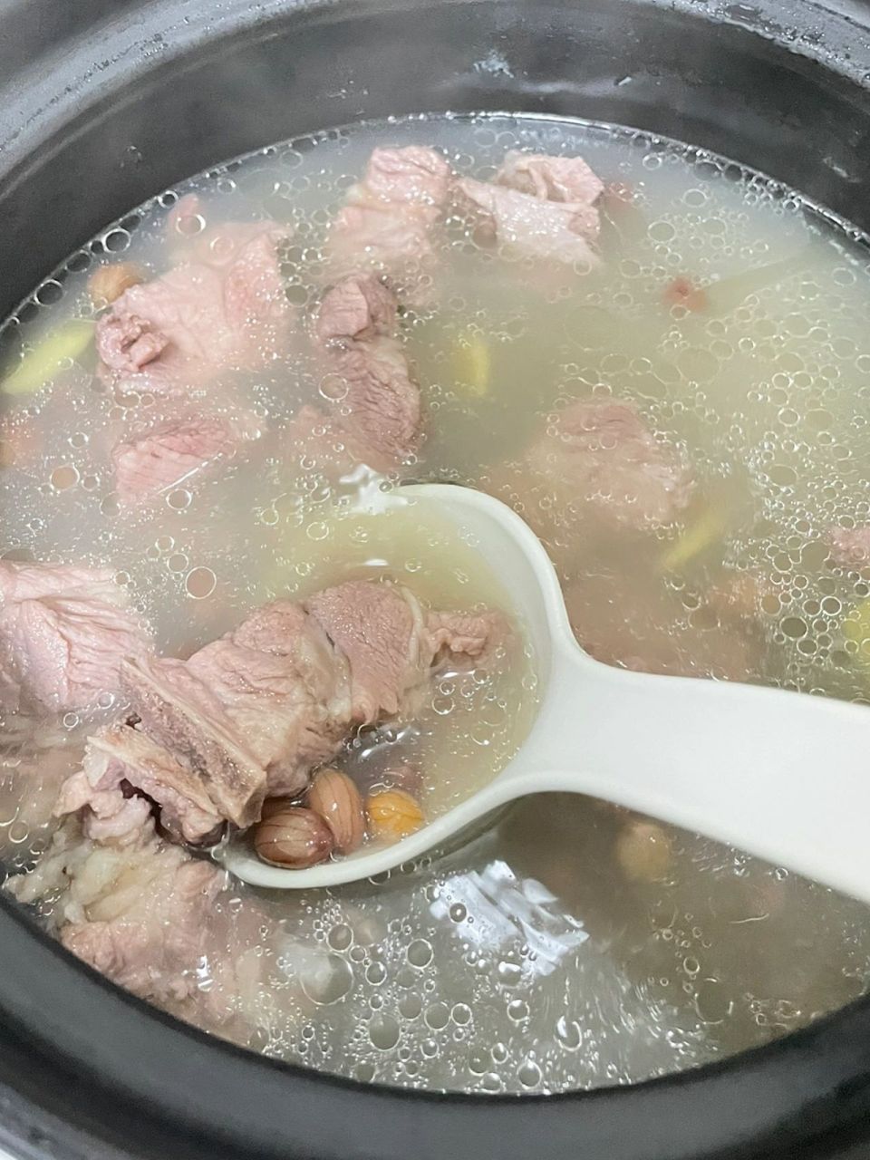 排骨汤,最好的烹饪是原汁原味 以前在南昌读书很喜欢吃花生排骨瓦罐汤