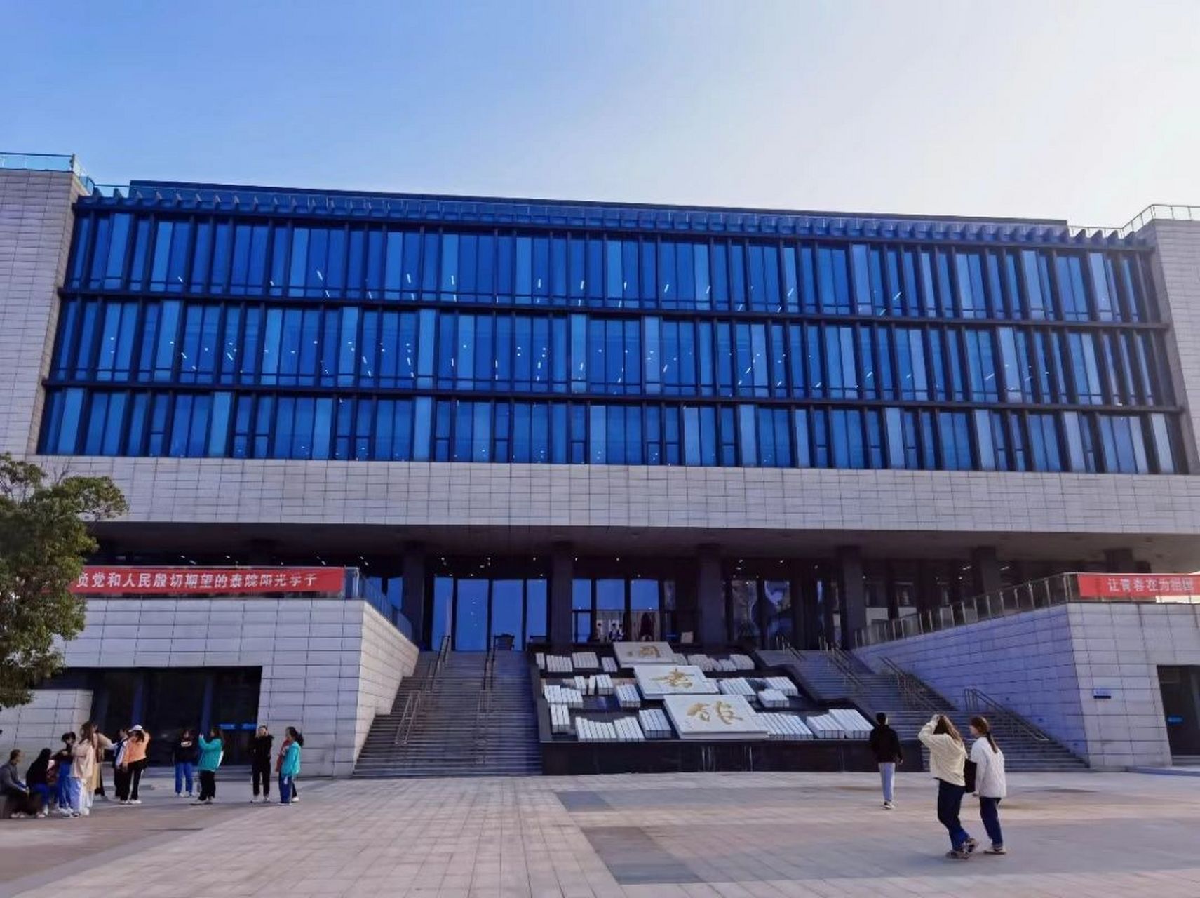 泰州学院-图书馆篇 开放时间:8:00-22:00(节假日不开)从二楼到四楼,一