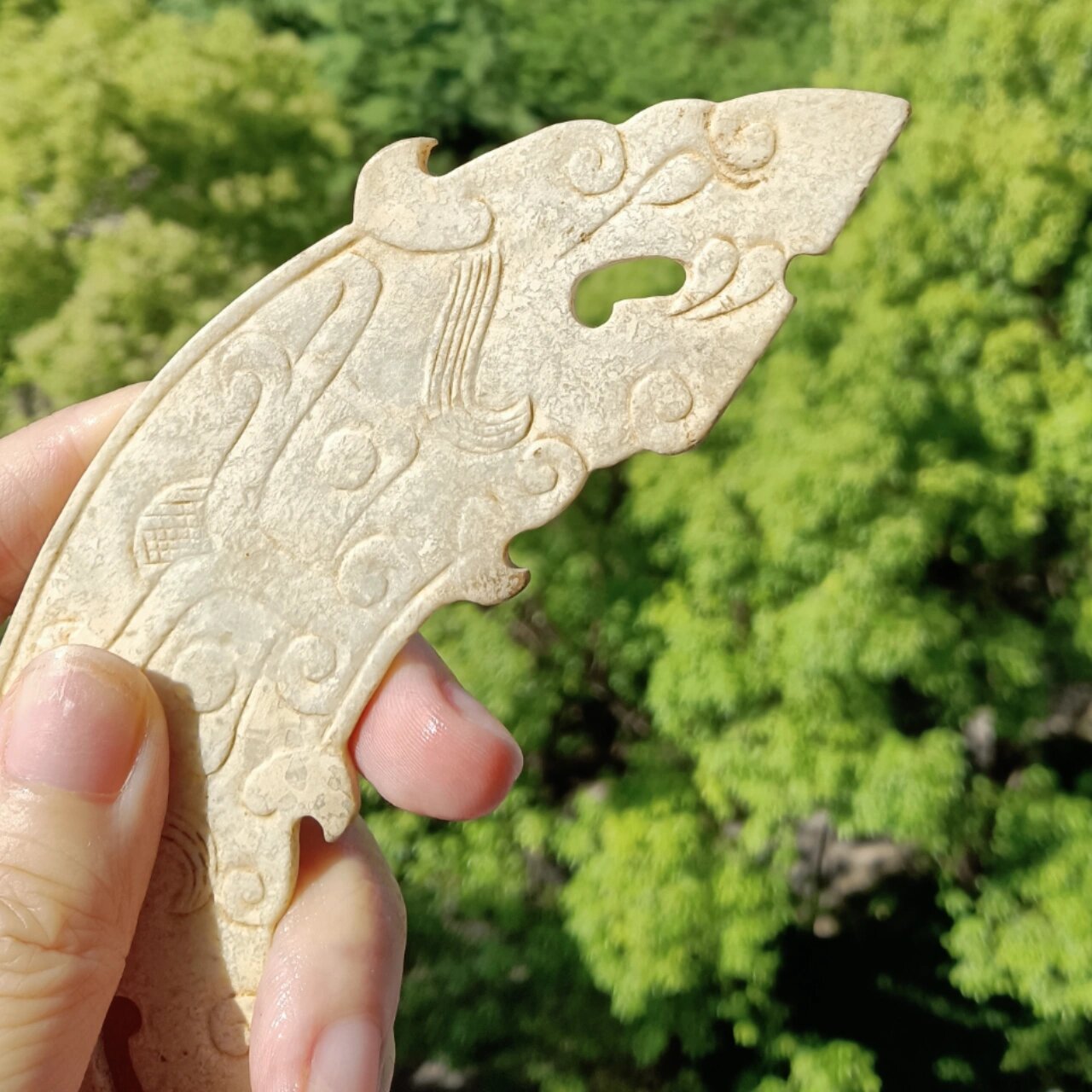 鸡骨白古玉 很多古玉的一生,象世间万物一样,有一个循环,经历了从璞石