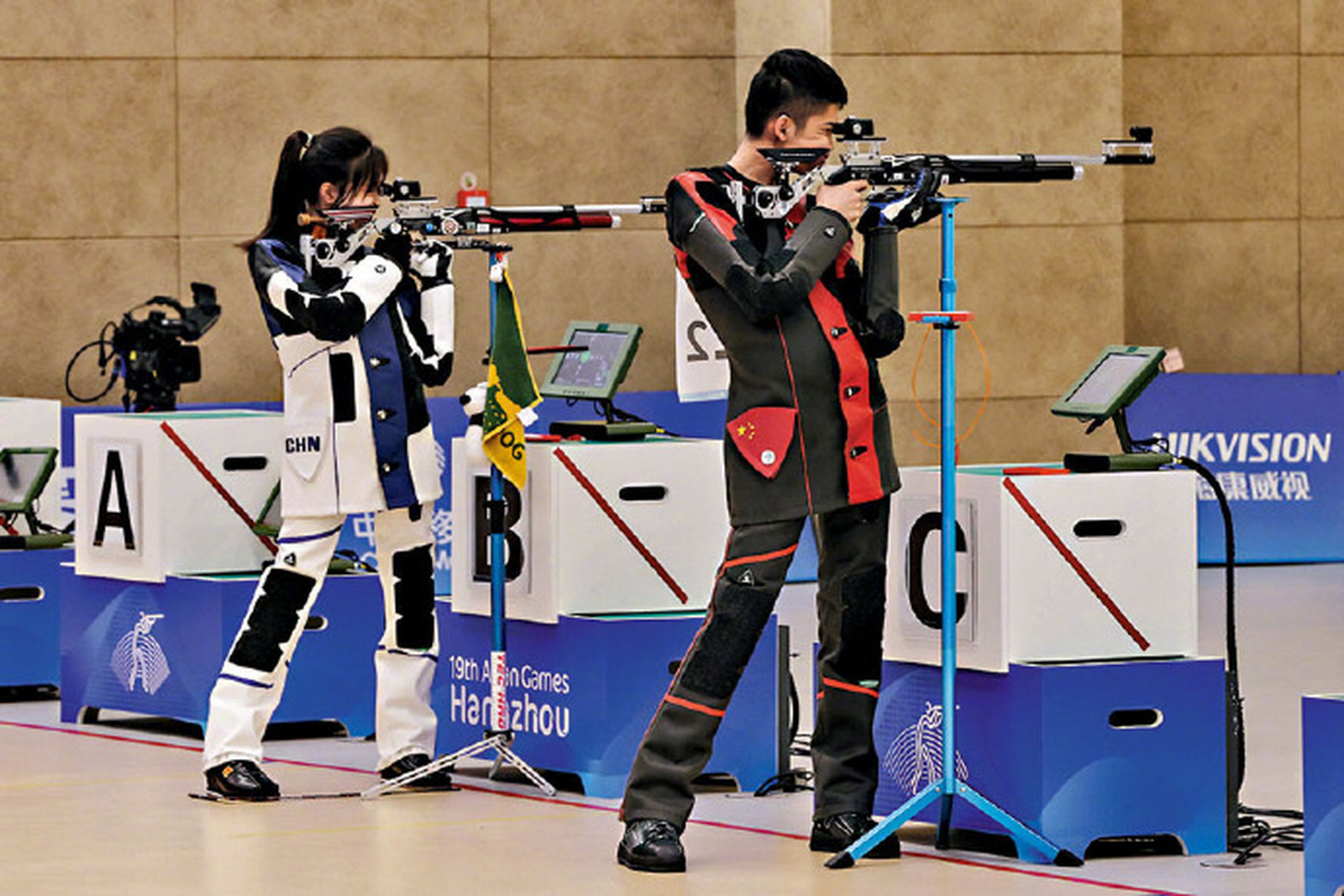 中国队获得巴黎奥运首金  法国沙托鲁举行的巴黎奥运会射击10米气步枪