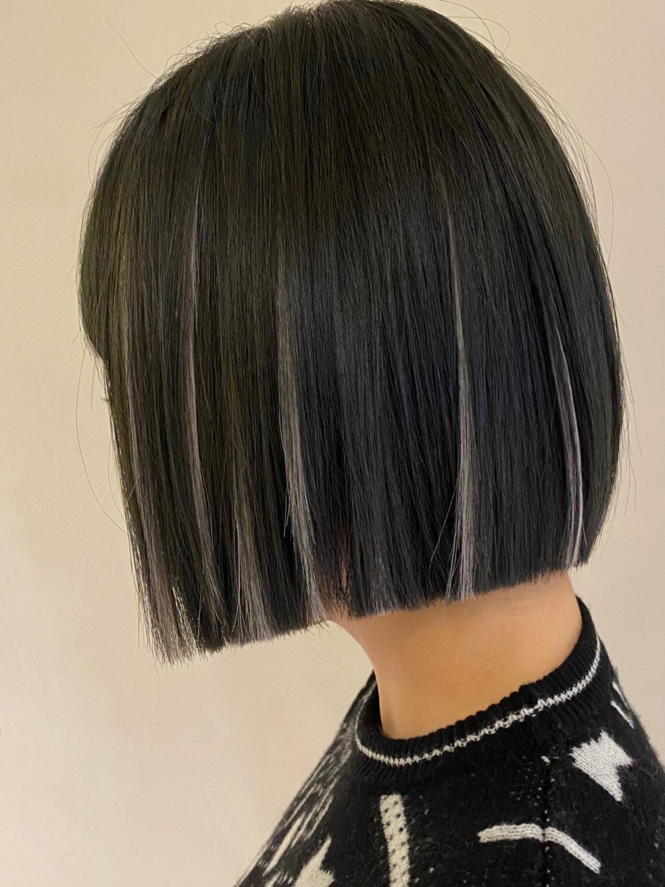 一刀切短发 挑染 青灰色系 显白发色 青灰色搭配挑染设计 简约高级感