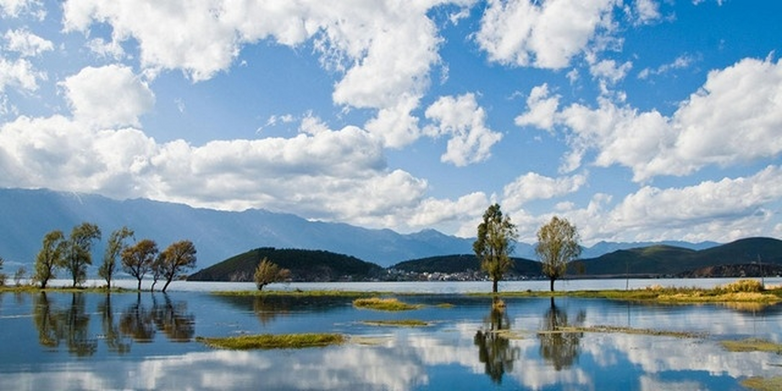 洱海是位于云南省大理境内的一个高原湖泊,以风景秀丽著称,是云南旅游