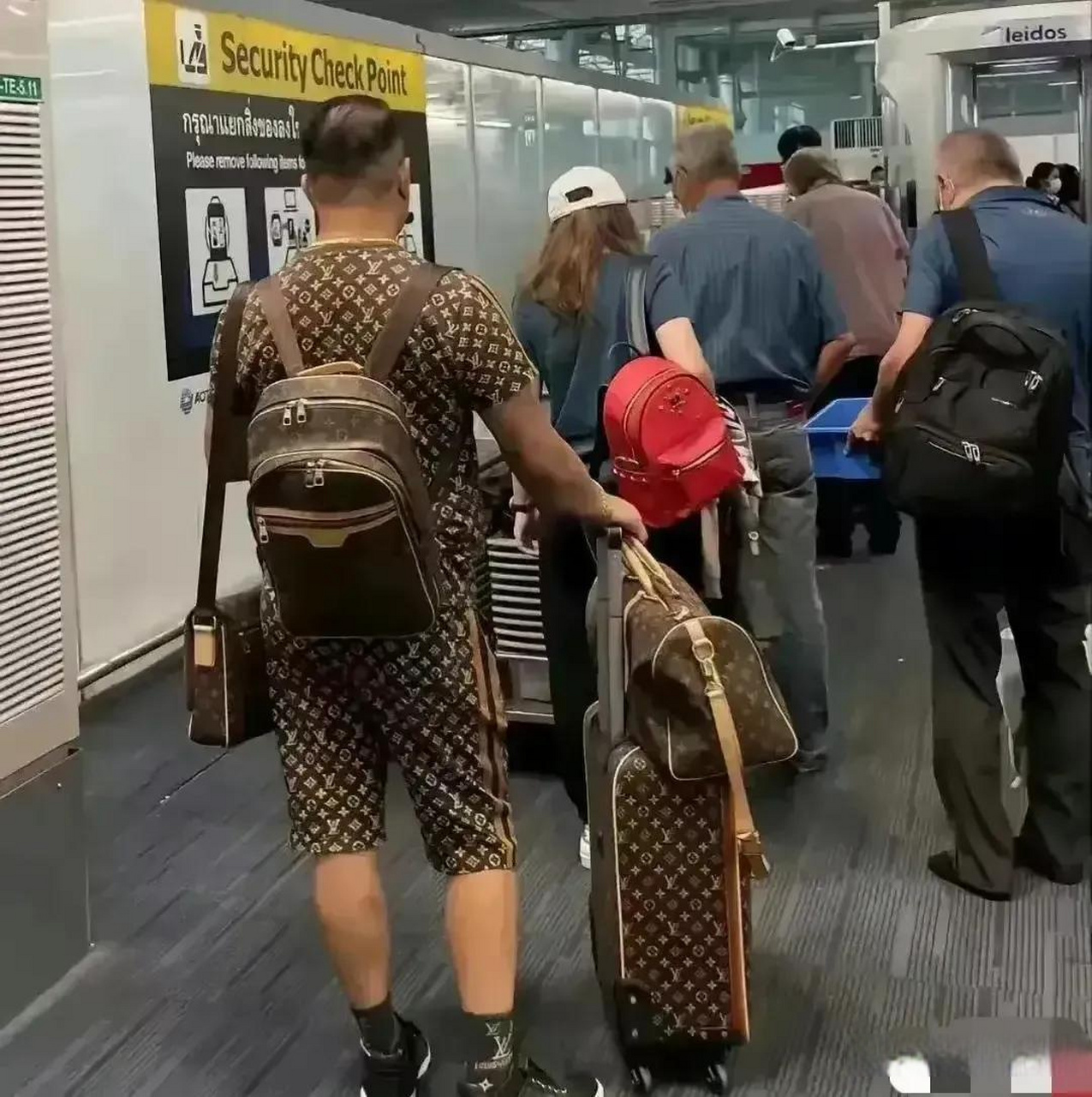 可能真正缺少的就是在满脸印满lv图案,全身刺青lv, 那看起来就跟