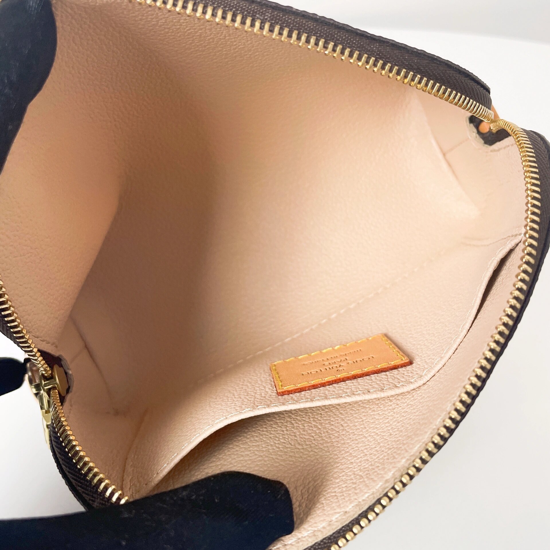 louis vuitton|lv贝壳包化妆包 小号 现代款,专柜在售,成色超好 公价