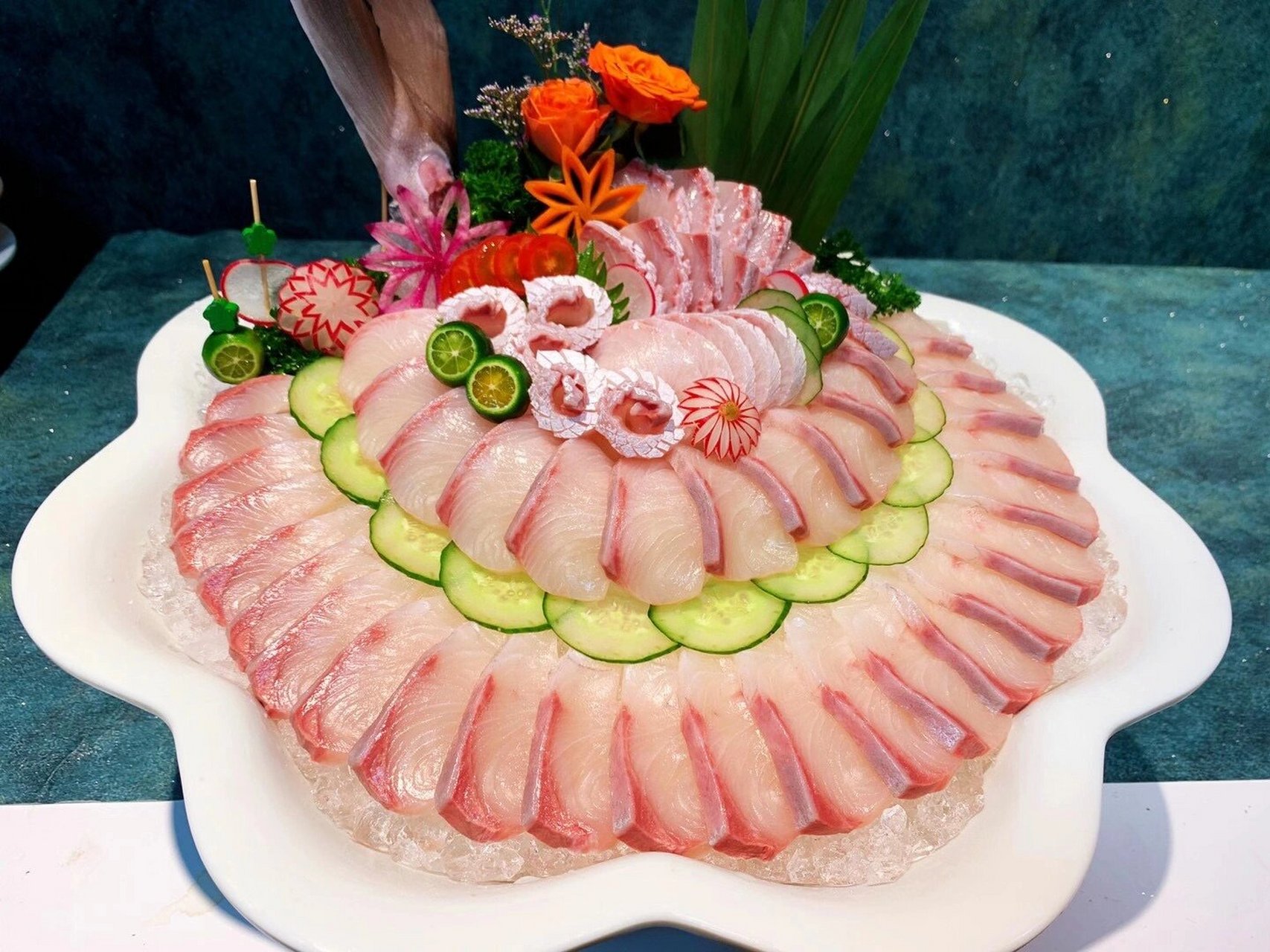 章红鱼刺身 章红鱼刺身,口感清爽,肉质鲜美,吃过就忘不掉的味道