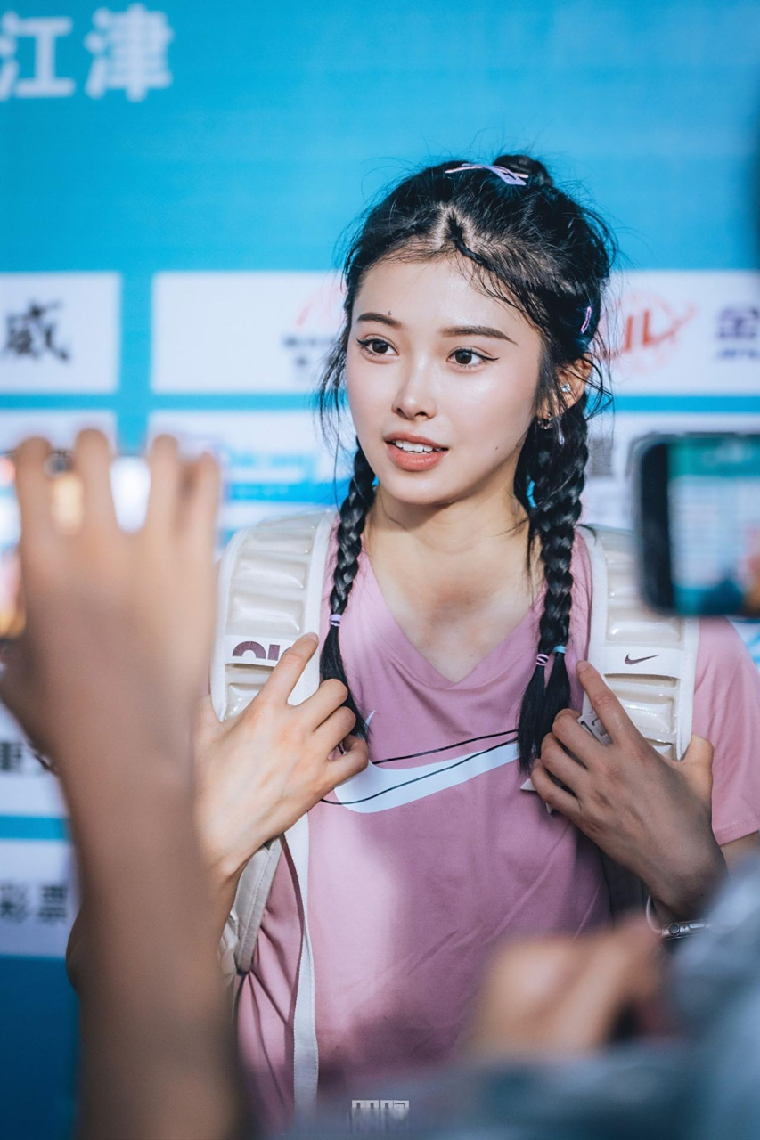 76米的运动员,不仅拥有漂亮的脸蛋和健美的肌肉,所以