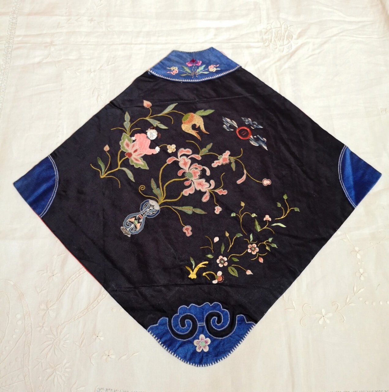 清代女子的贴身小衣一一肚兜(下) 这两件肚兜都用了高档的刺绣工艺.