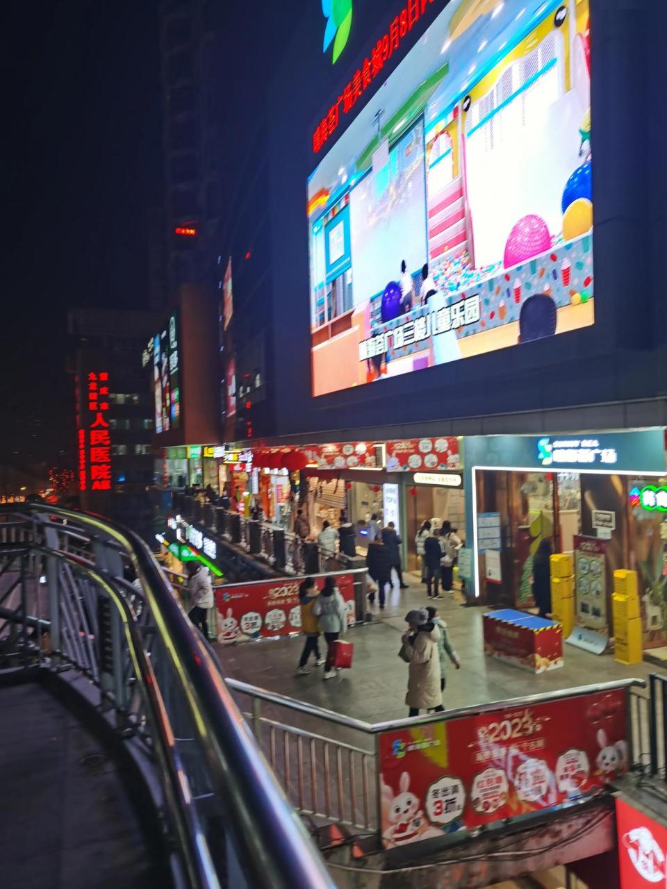 杨家坪开了十多年的富安百货,已经变成了晴海荟广场了,里面基本变成了