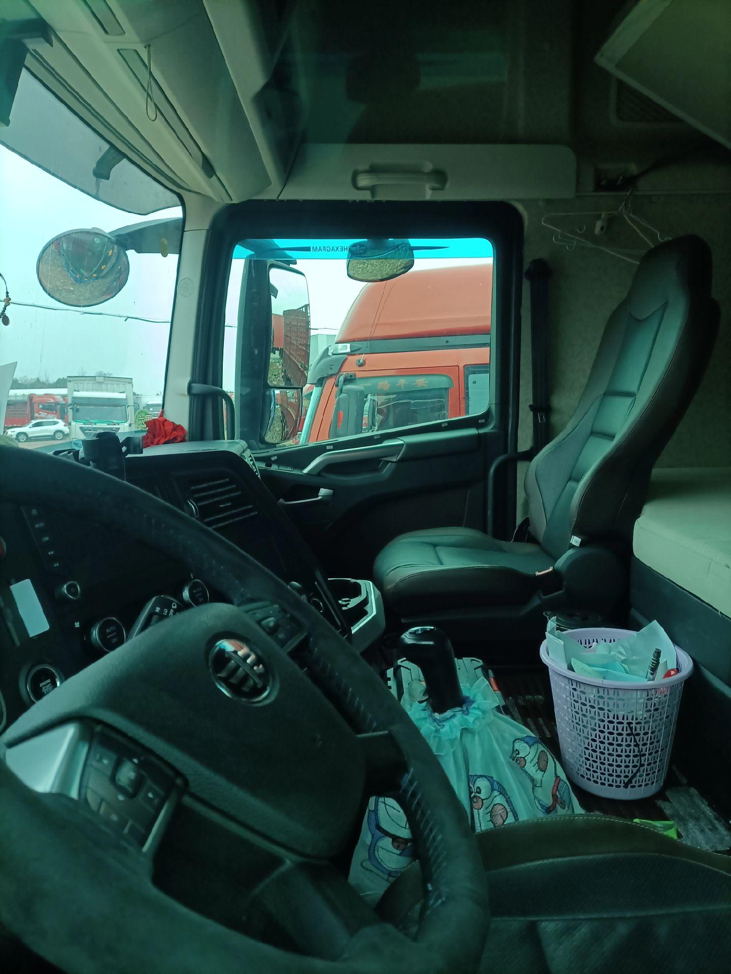 解放j7前四后八猪笼车.23年2月上户,460马力锡柴,9