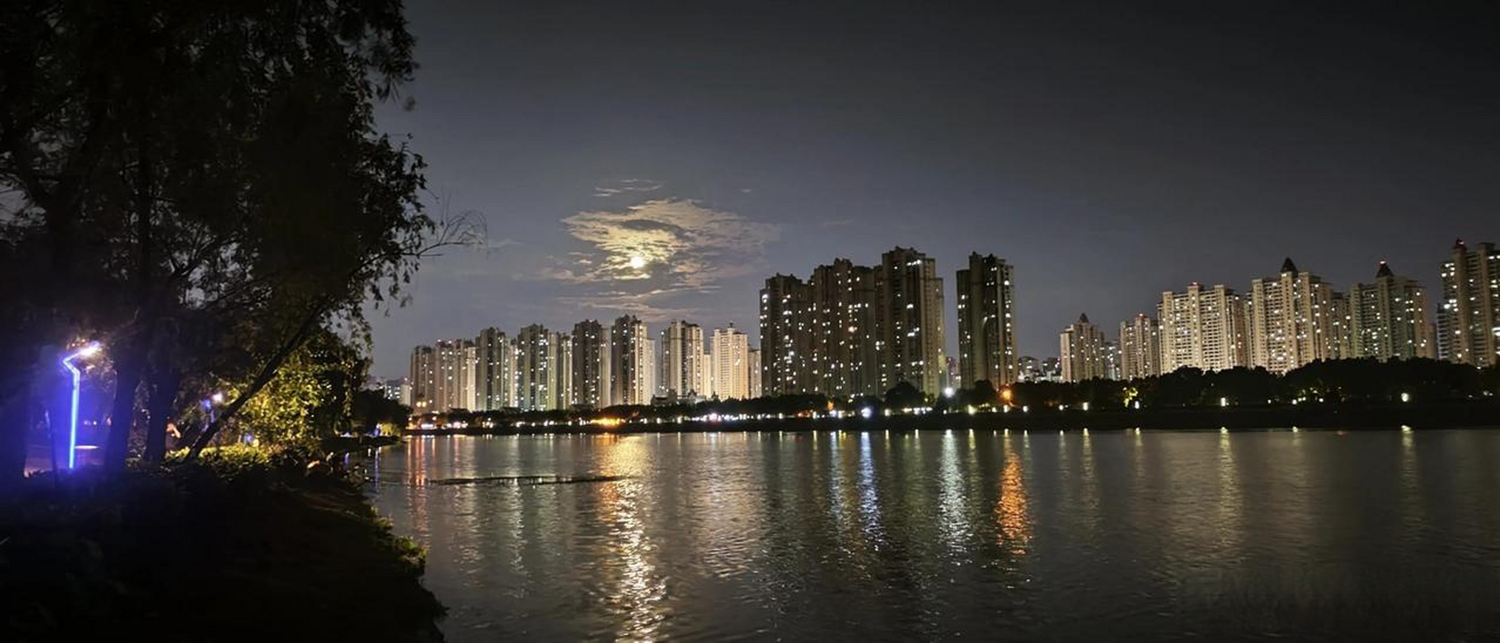 明月照高楼,流光溢彩楼.