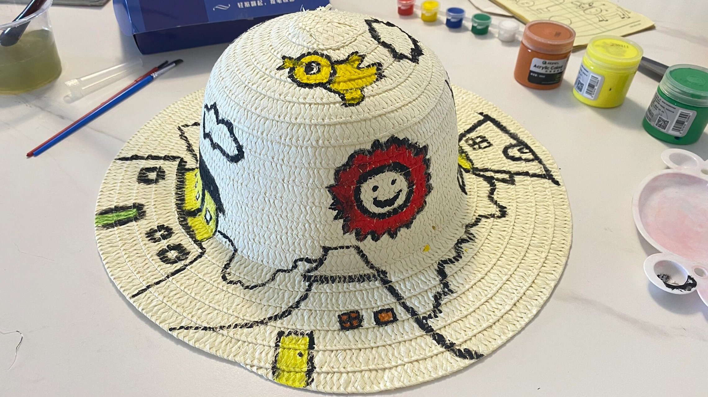 手绘草帽画  夏天啦画顶草帽吧! 原材料:白草帽一顶 毛笔 颜料96 手