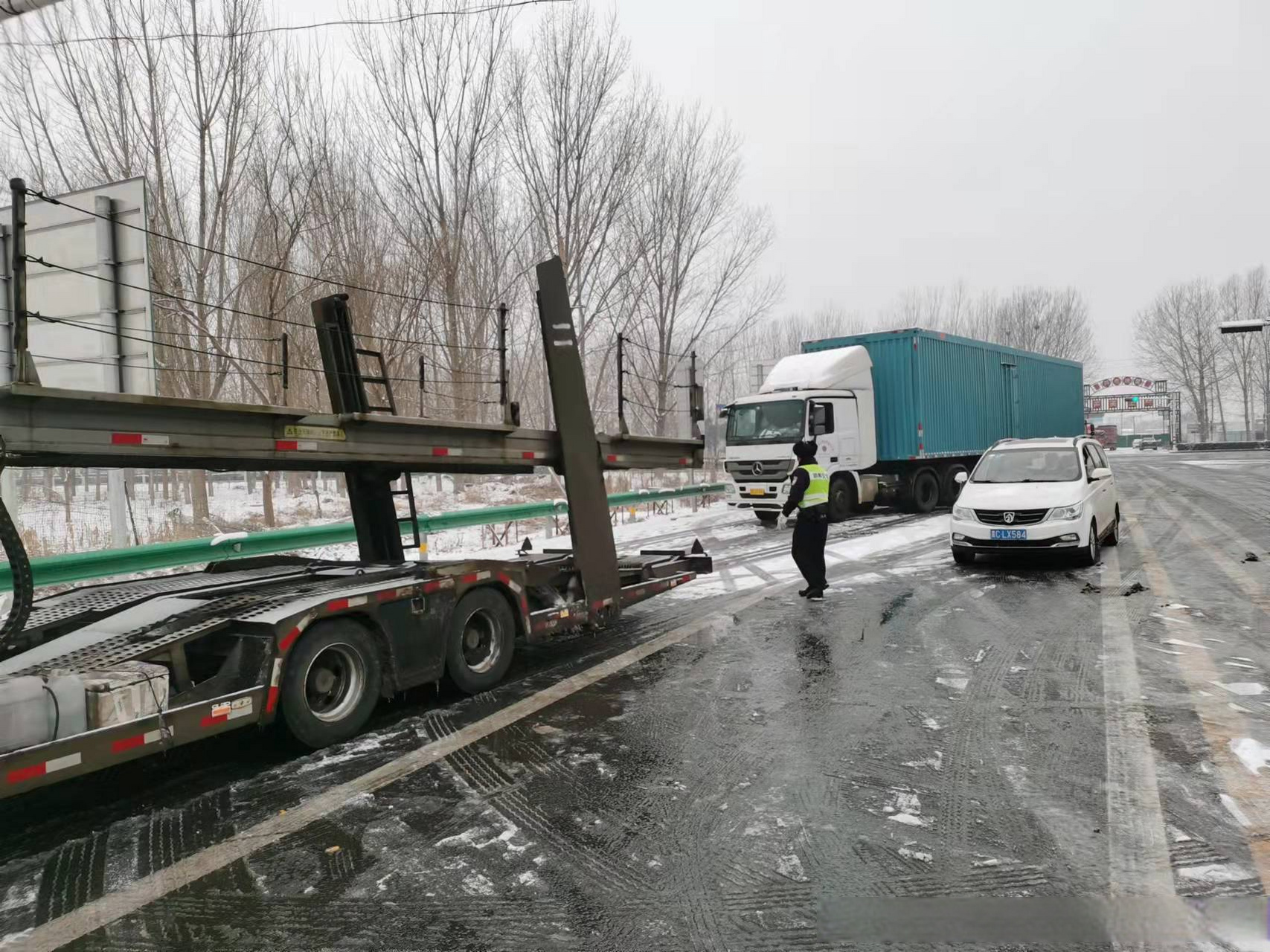 邯郸交巡警目前,黄粱梦高速口已关闭,有驶入高速需求的市民,请选着