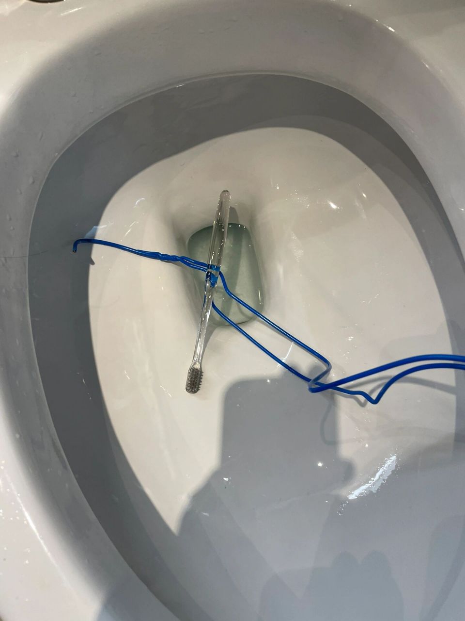 牙刷掉进马桶里可以用衣架钩出来 牙刷掉进马桶里可以用衣架钩出来 亲