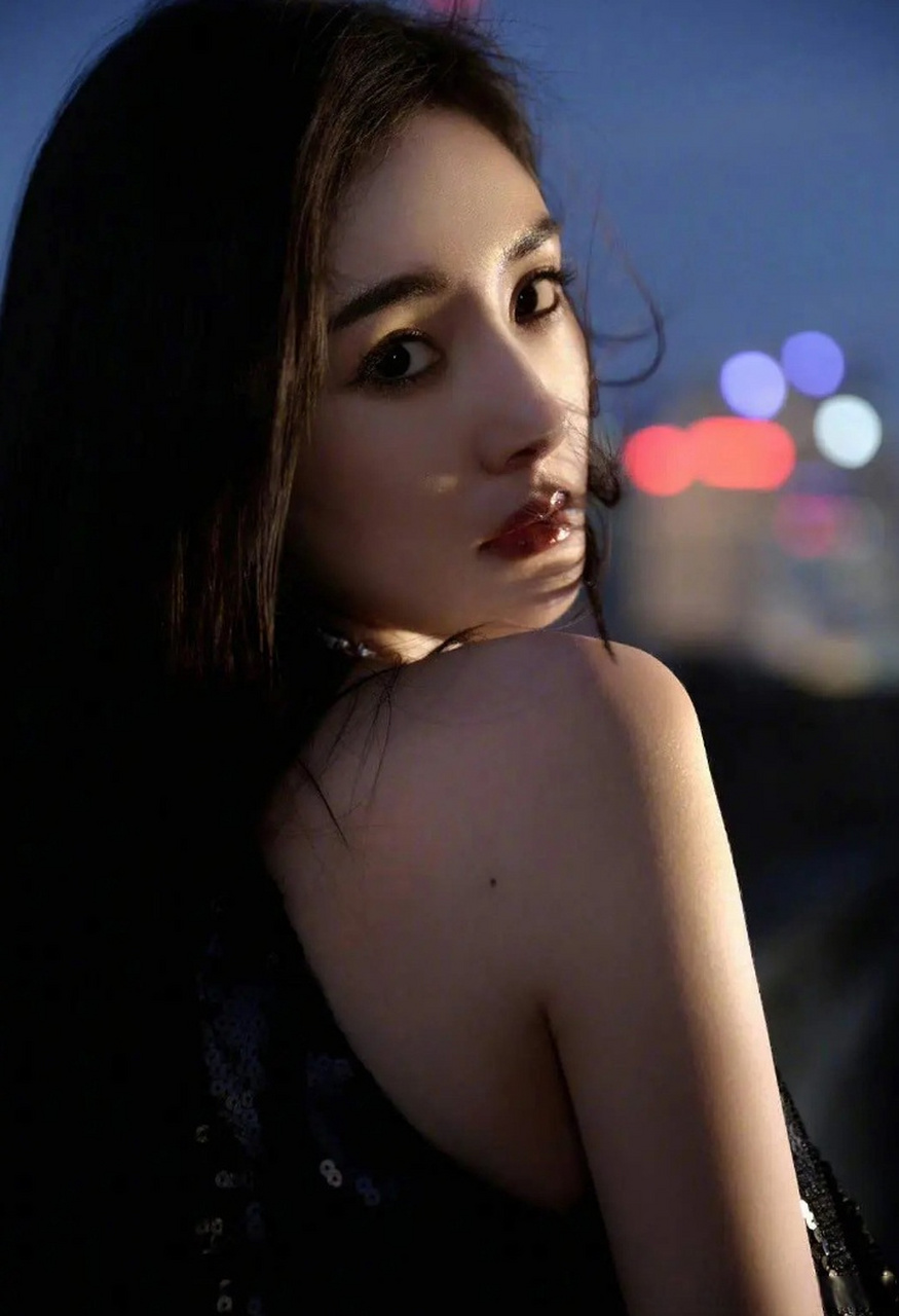 杨幂30岁后的高级感# 杨幂觉得自己有一种高级感,并非倪妮和林允闹种
