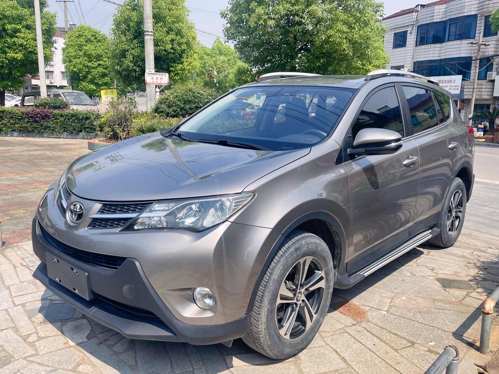 2017年上牌的丰田rav4荣放:钛晶灰的颜色高端大气!2.