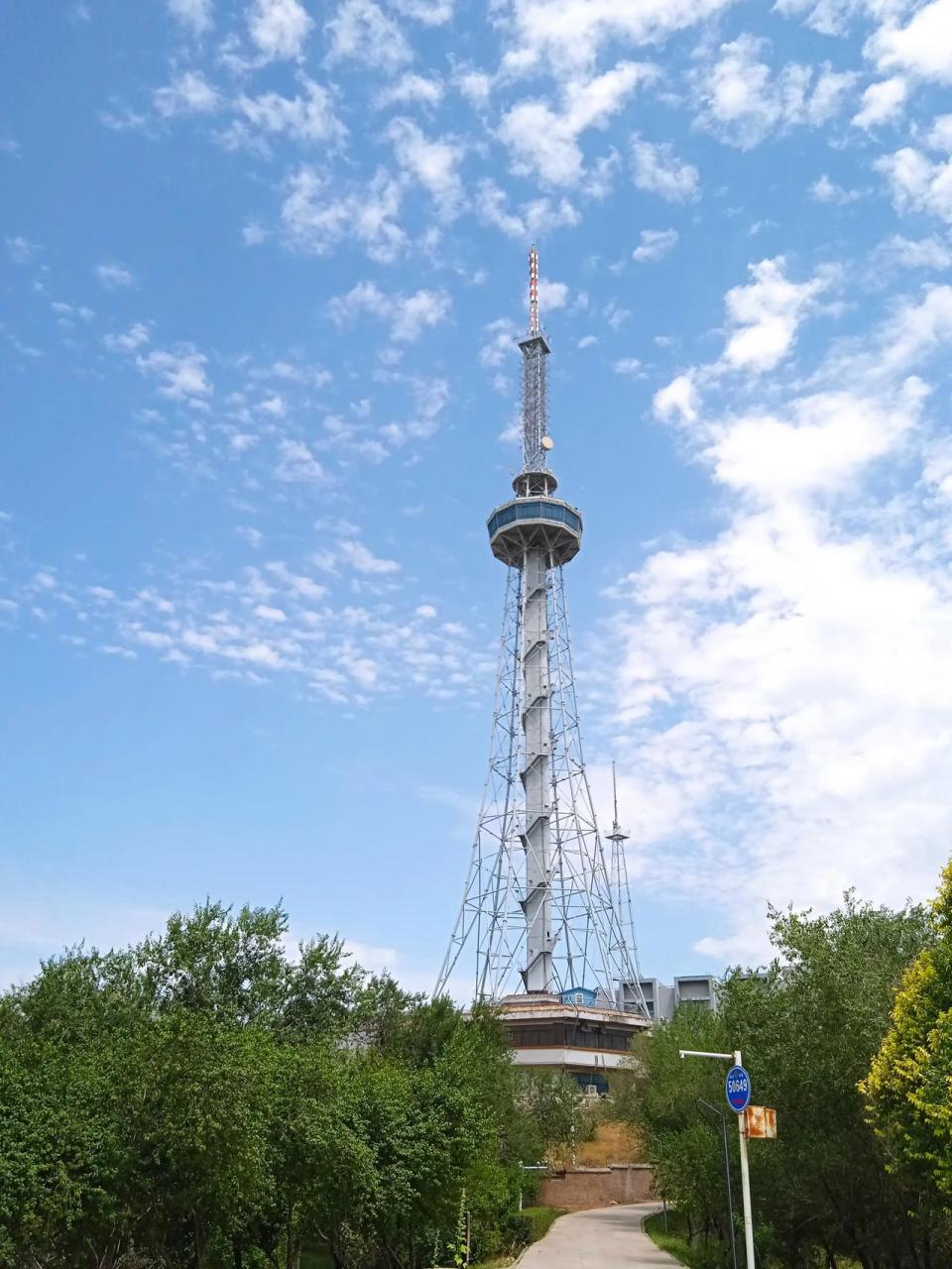 乌鲁木齐电视台的电视塔,从红山体育馆旁边的叠翠园大门进去,一直走到
