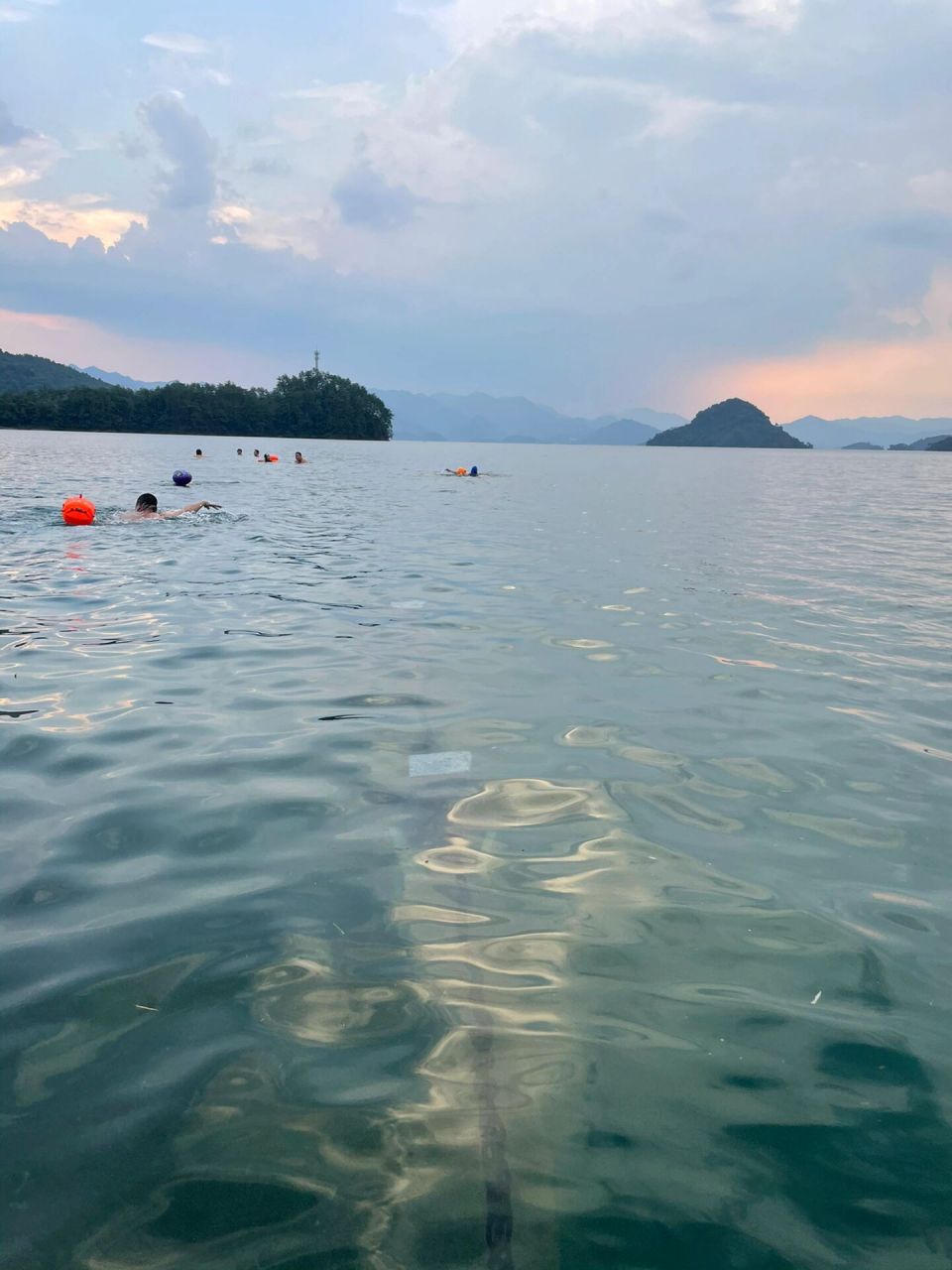 夏日最佳游泳地-千岛湖 水很清澈很清彻,水温也舒服
