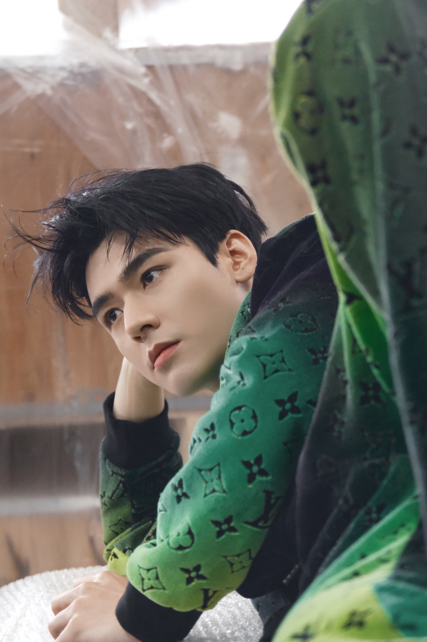 龚俊#02龚俊simon02拍摄花絮掉落[得意]主打一个五颜六色的黑