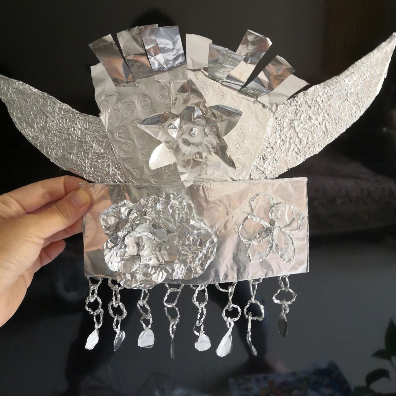 锡纸制作苗族头饰 幼儿园要在十一举行民族团结活动,老母亲奉命制作