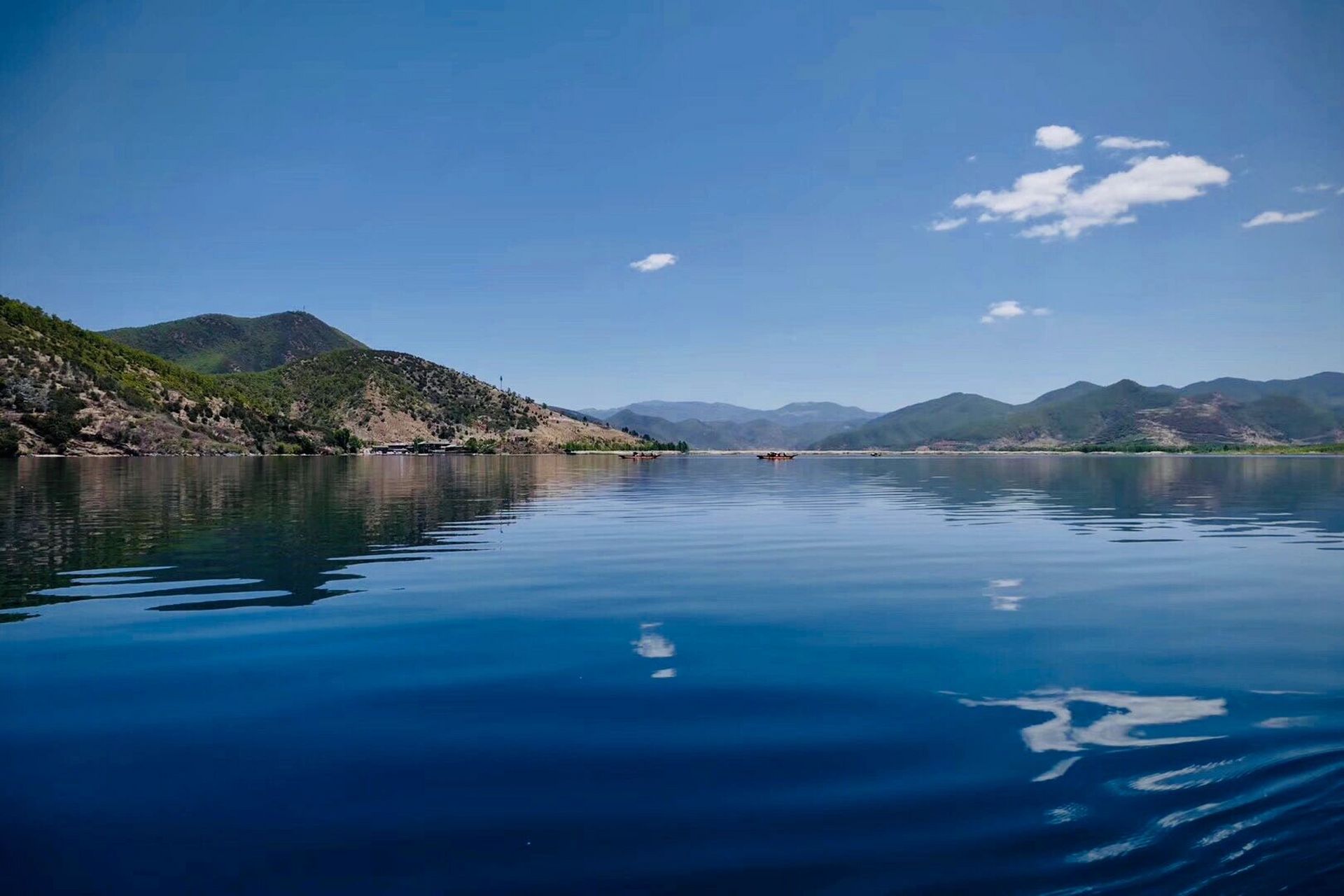 县与云南省宁蒗县交界处,为川滇共辖,湖东为盐源县泸沽湖镇(原左所区)