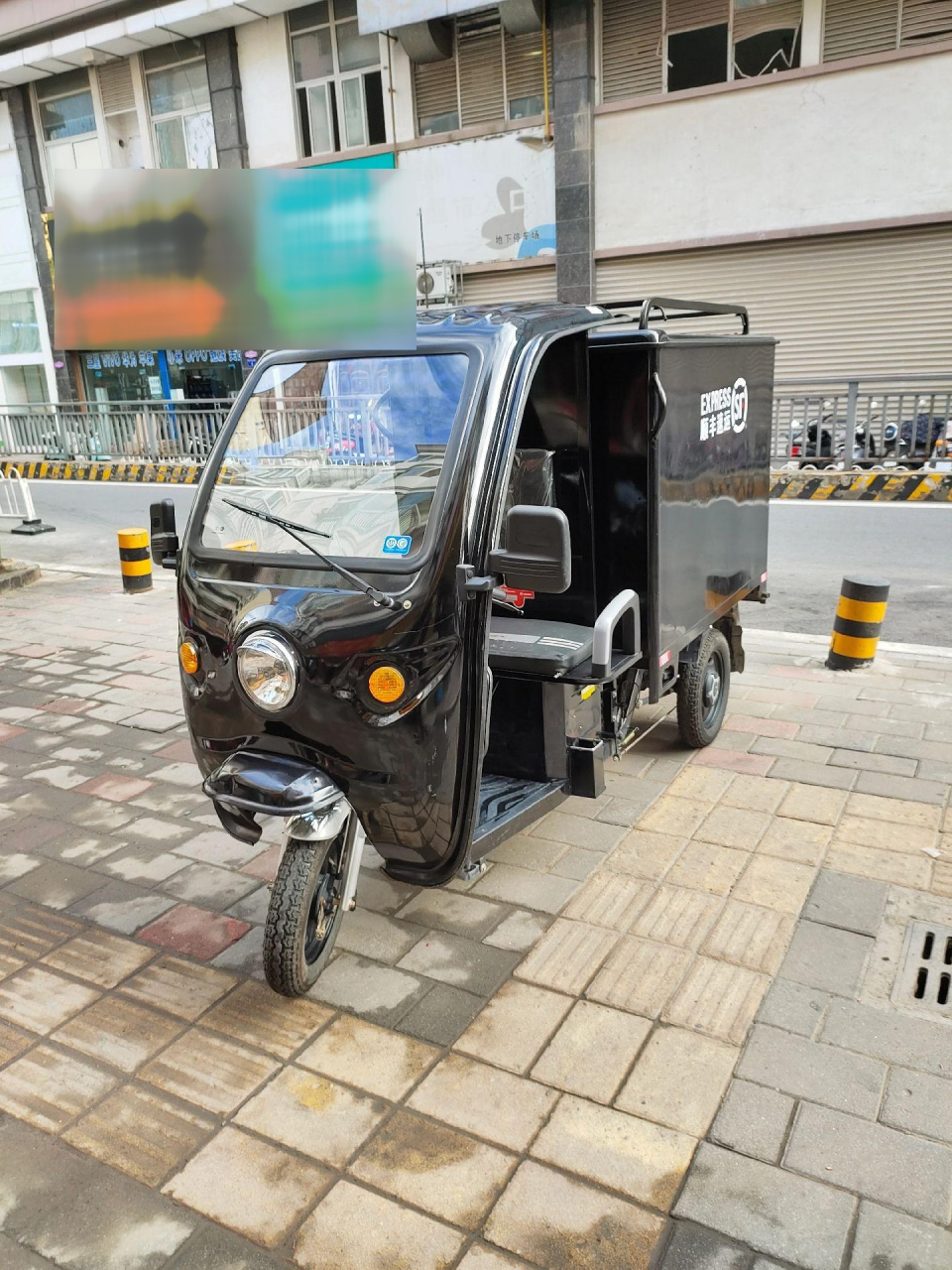 八成新顺丰快递三轮车,买了半年. 新车6800块,带电瓶,充电器.