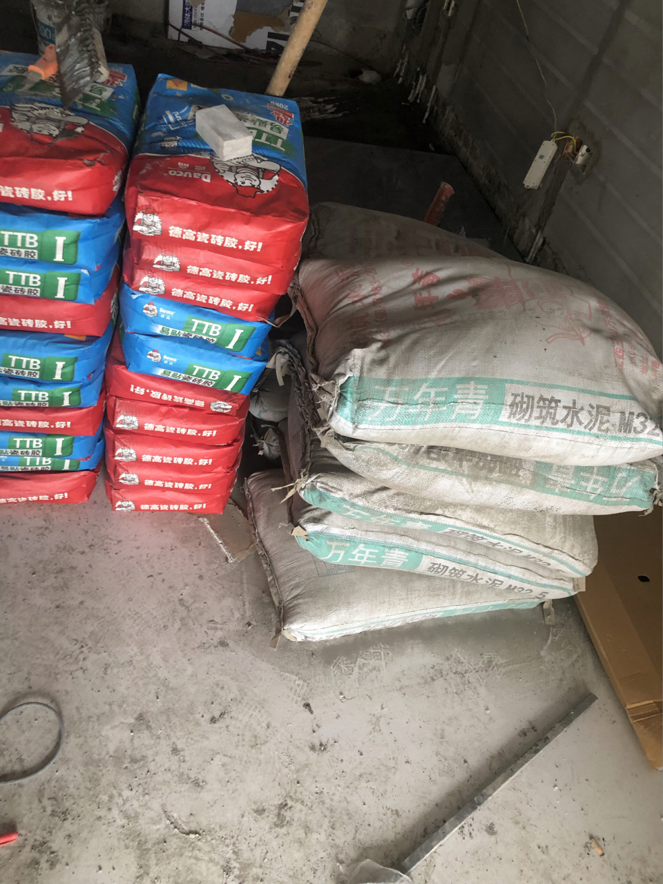 水泥现在都是39一袋 沙子9块钱一袋  1个月前水泥还是27元 啧啧 太贵