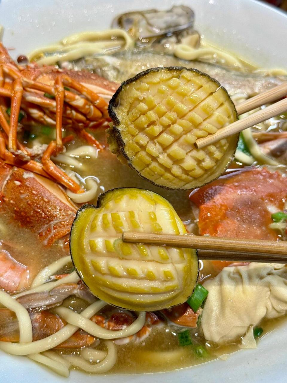 好久没吃到这么好吃的海鲜面了! 料比面还多的那种01!鲜掉眉毛!