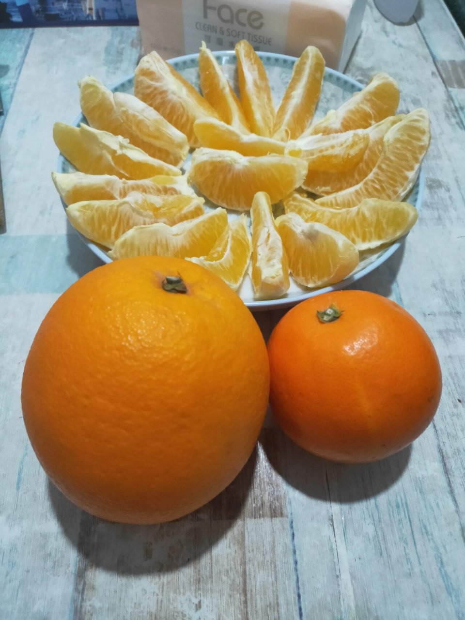 剥成瓣状的脐橙最好吃 个人觉得剥皮的橙子保留的水分最多,口感最好