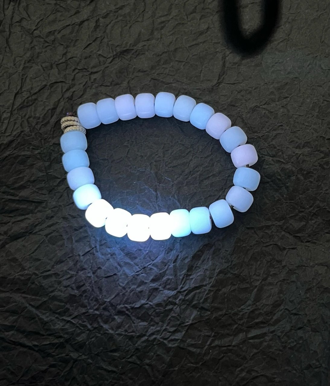 真诚求问 菩提珠子紫光灯照为啥出来俩色 叫菩提根 还是叫白玉菩提啊