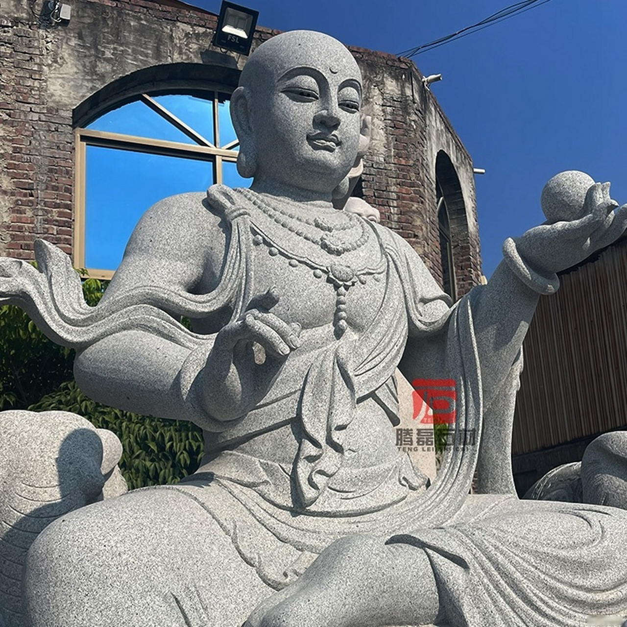 石雕佛像是中国古代文化的瑰宝,具有独特的造型和精湛的技艺,同时也