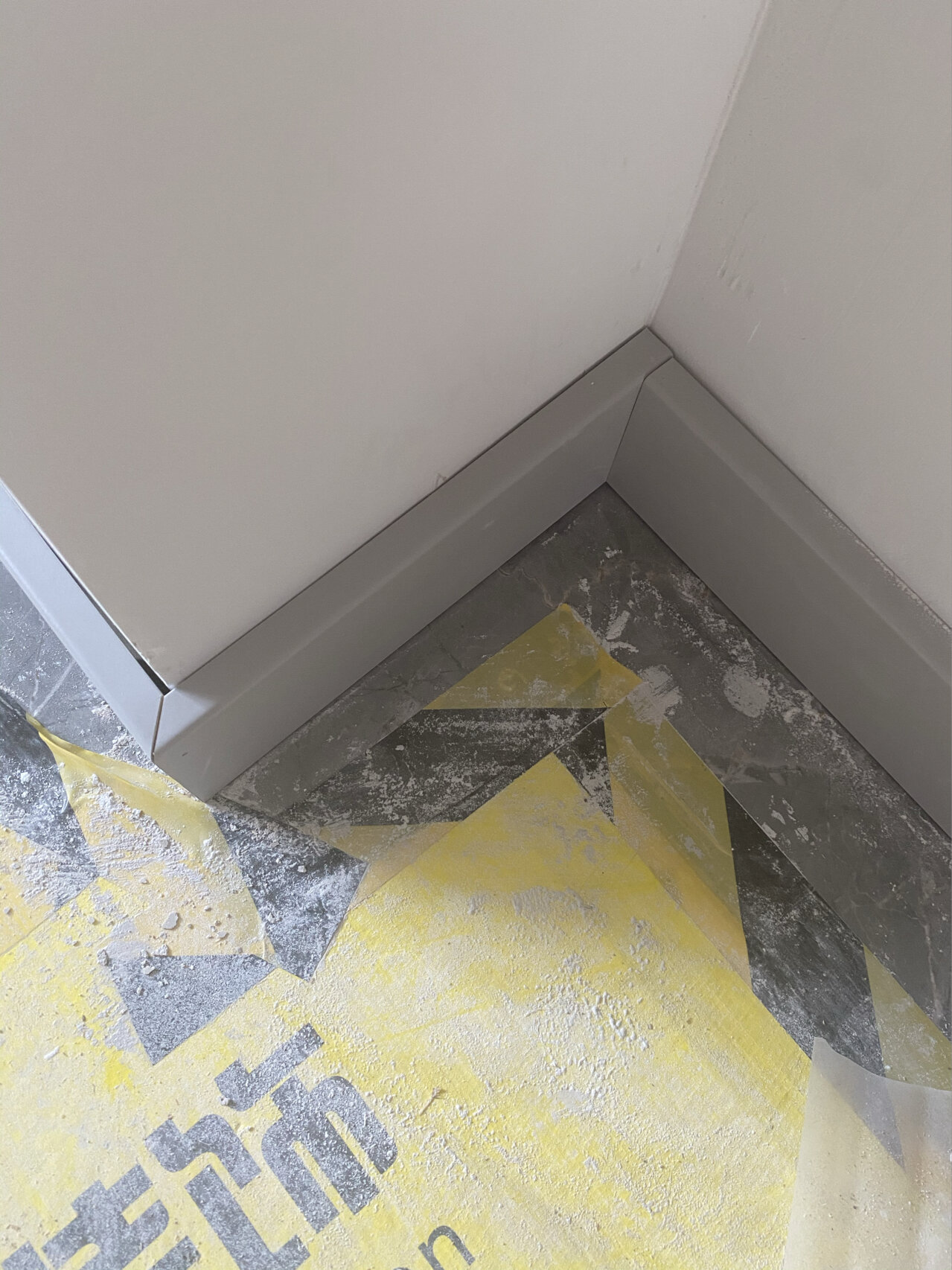 踢脚线阴角阳角处理