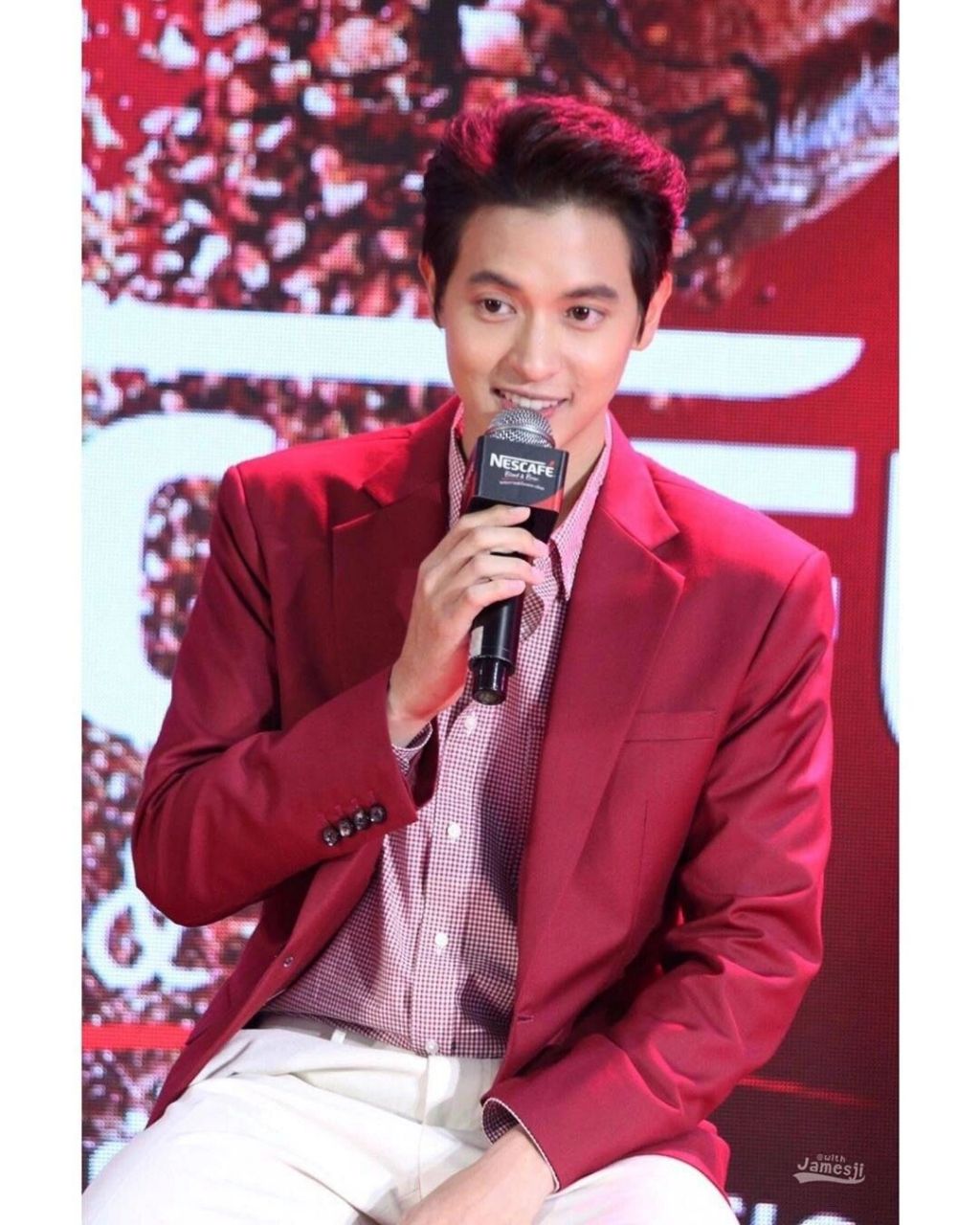 泰国当红男明星吉拉宇 如果你看泰剧那你一定会喜欢吉拉宇三胖的,完全