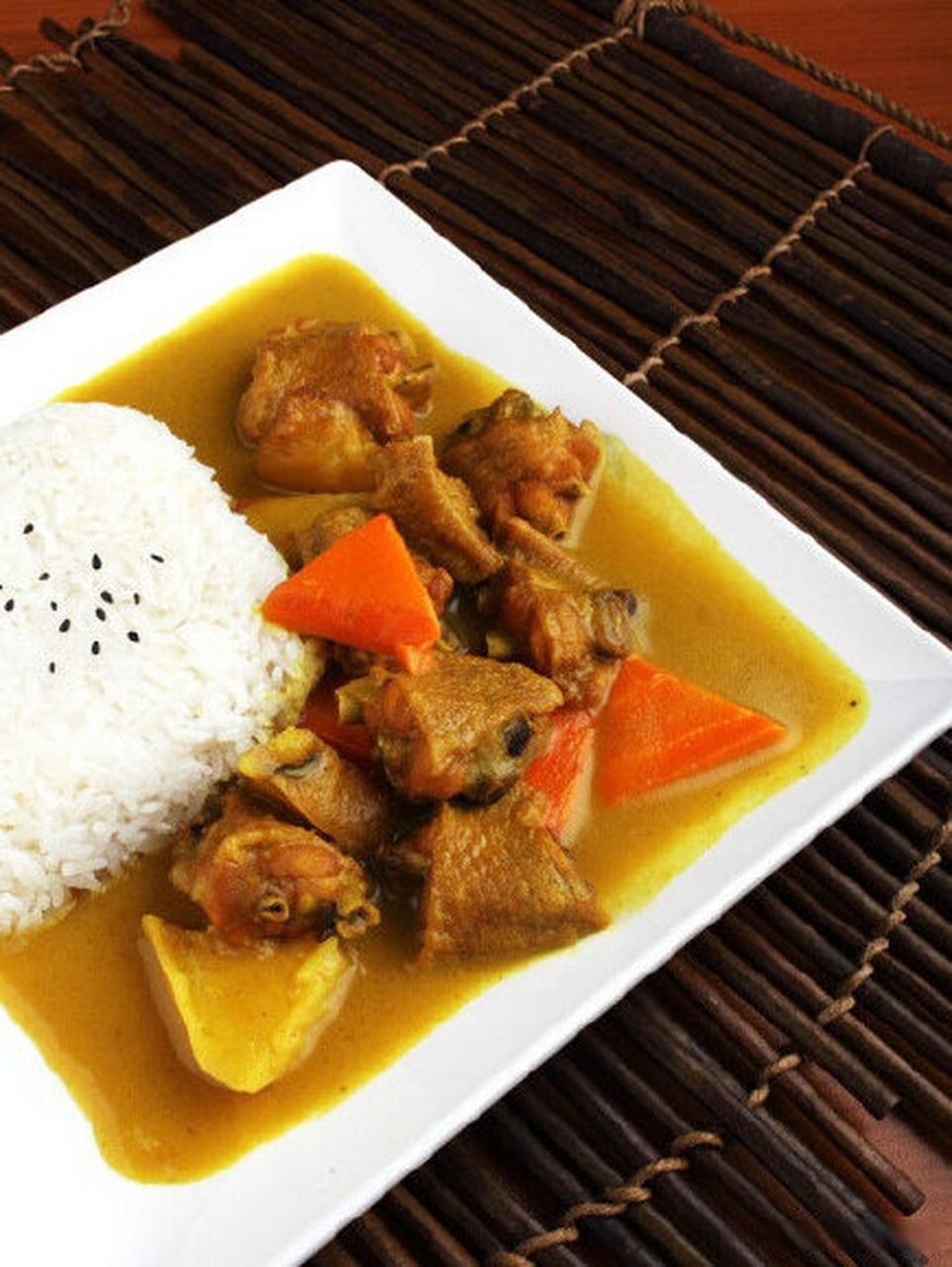 【浓香咖喱鸡】1.鸡肉剁成块,葱切段,姜切片.2.将鸡块焯水,去除血水.