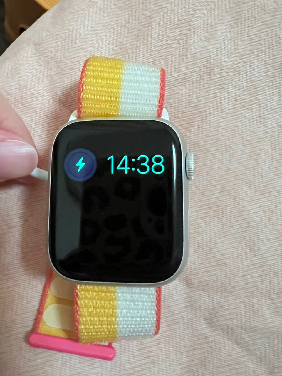 苹果手表iwatch 充不进电怎么办 一个多月没带手表 突然需要充电充不