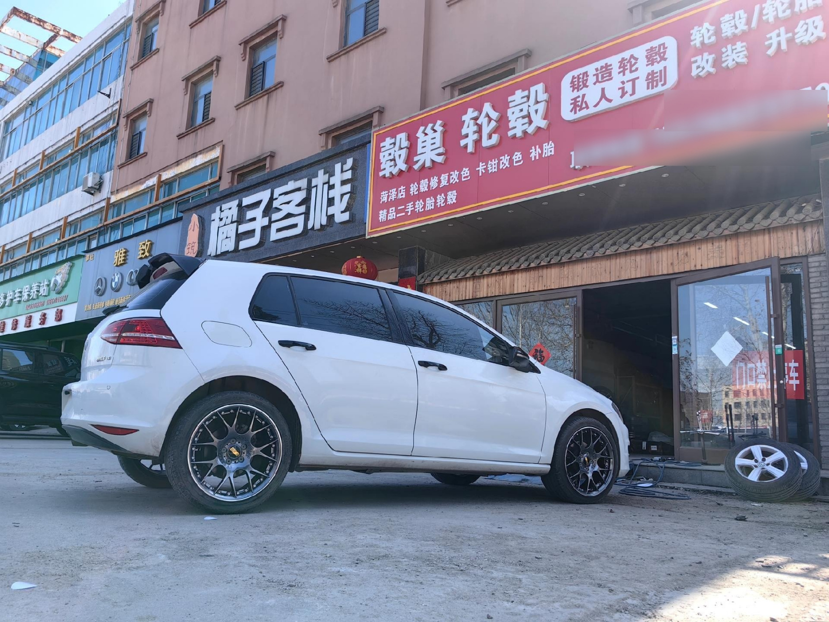 大众高尔夫到店升级18寸bbs款轮毂搭配轮胎装车效果完美 轮毂升级