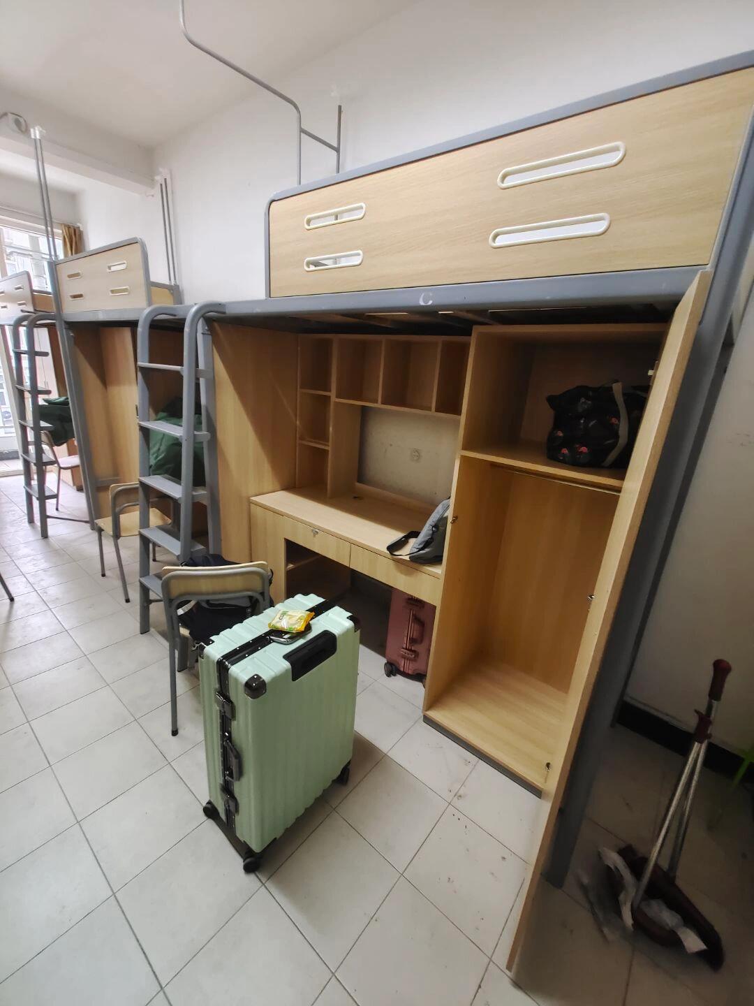 寝室一般是五寝或者四人寝,独立卫浴,自带空调热水器,但是没有电扇 2