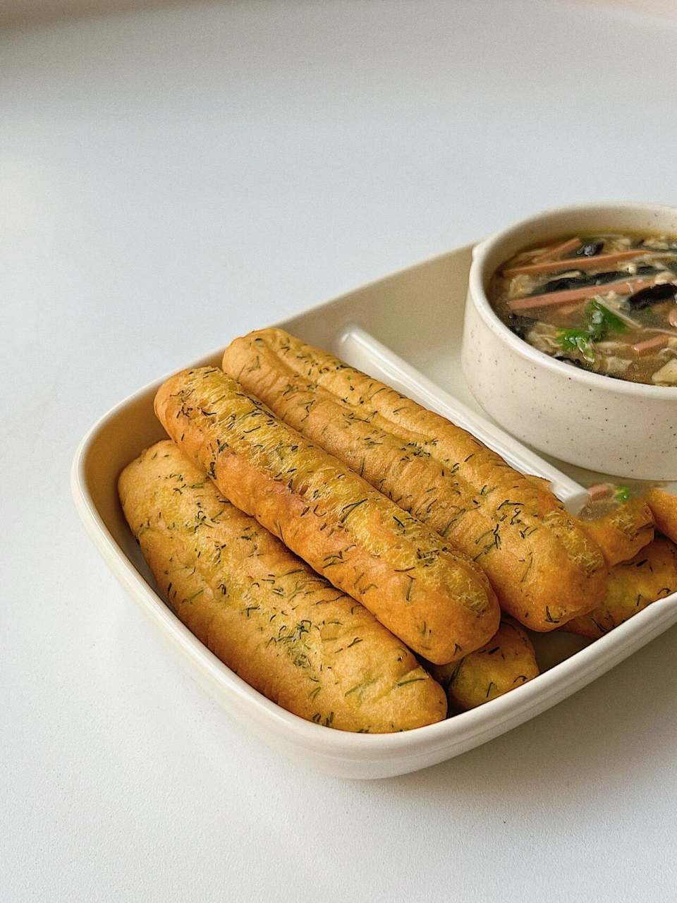 自己在家做也很简单快手哦,快试试吧~ —— 00茴香小油条: 中筋面粉