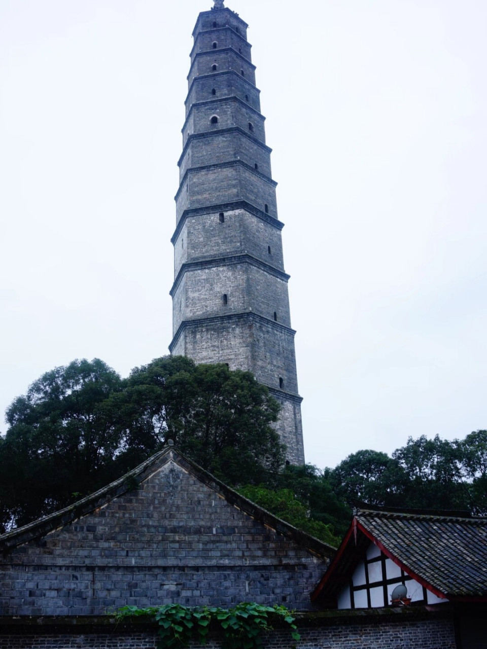 邛崃回澜塔,位于成都邛崃东南4公里,又名镇江塔,四川省文物保护单位