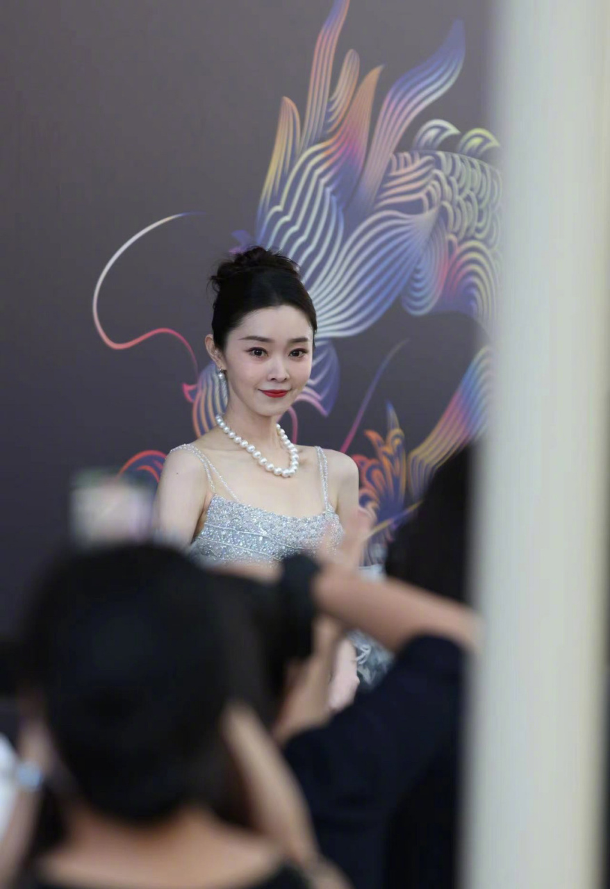 咪咕星鲜事##宋轶新加坡探亲# 生图下的宋轶songyi 有点美得太超沽怂