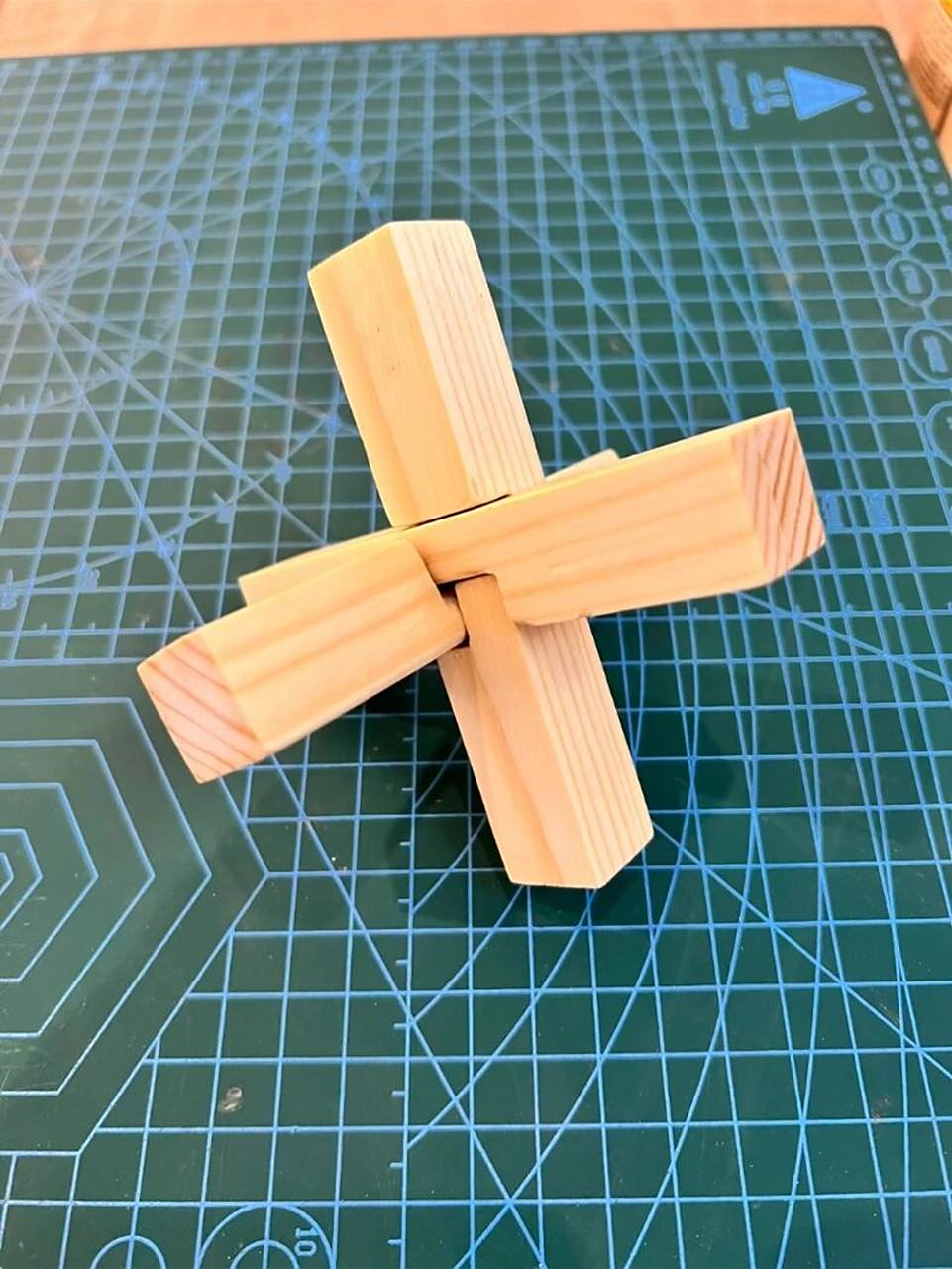 996993 鲁班锁又叫做孔明锁,由于形状和结构非常的特殊所以拆装